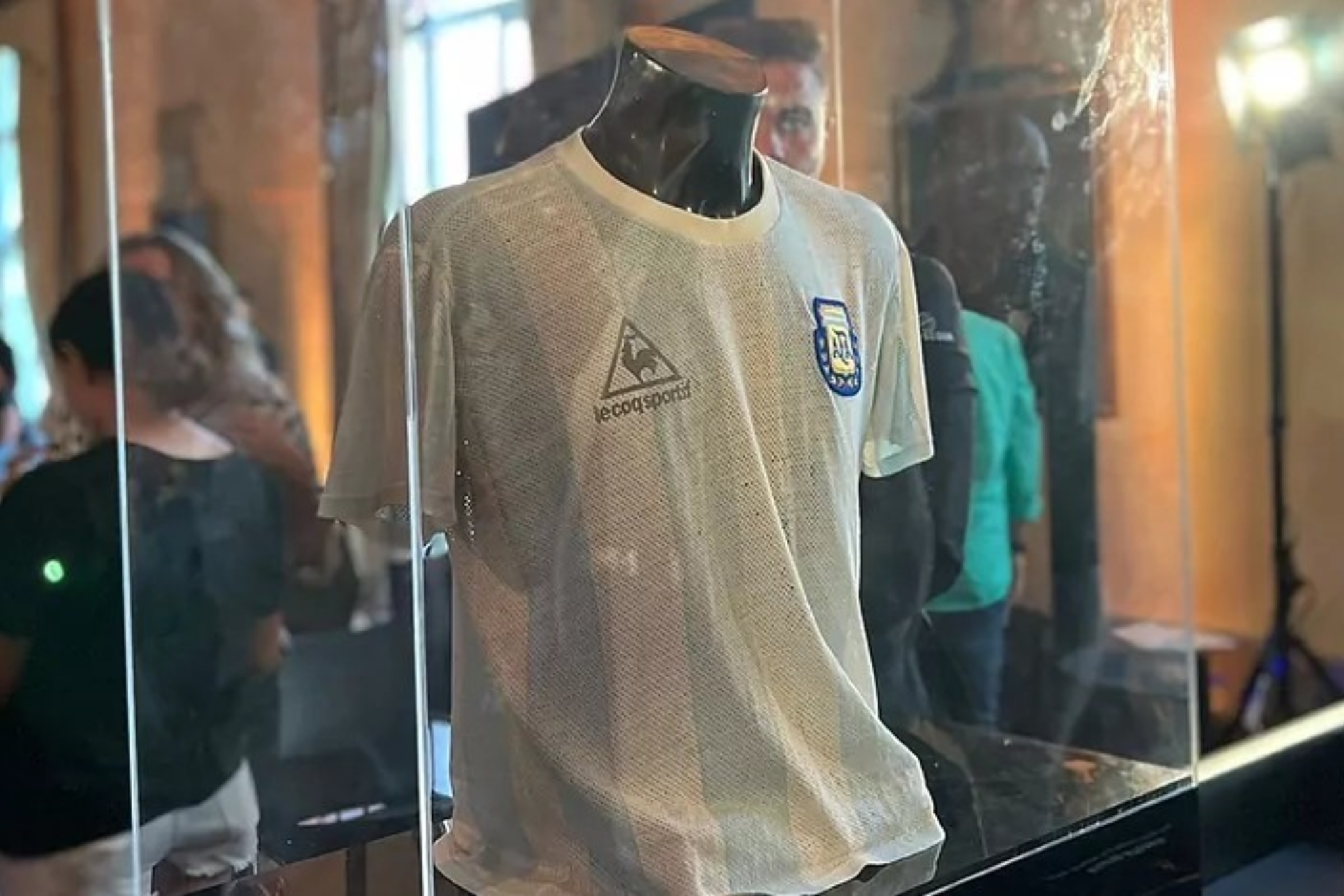 La camiseta de Maradona durante la exposición. IGNACIO LÓPEZ