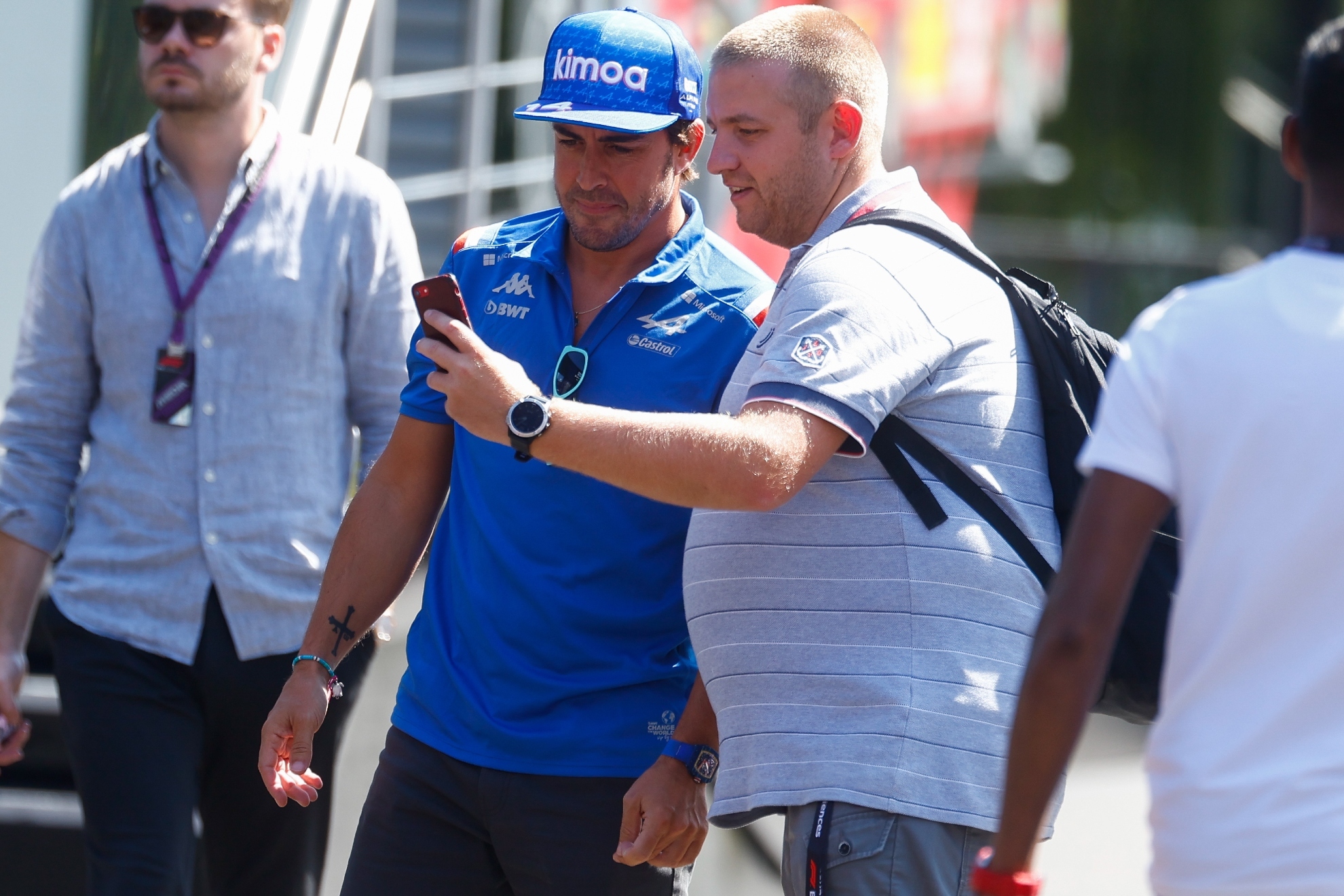 Un aficionado se hace una foto con Alonso. / EFE