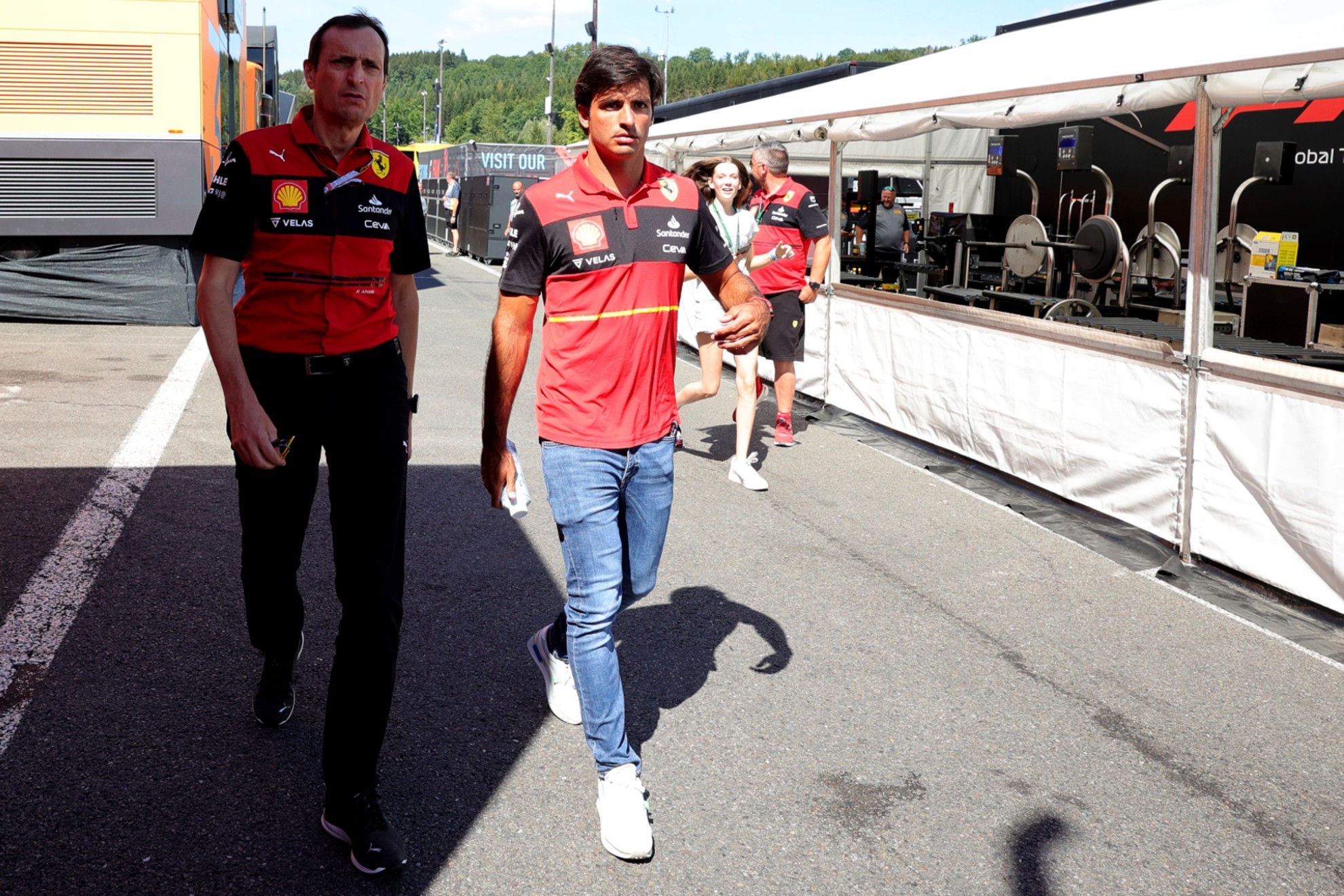 Carlos Sainz, a su llegada hoy al circuito de Spa Francorchamps. (AP)
