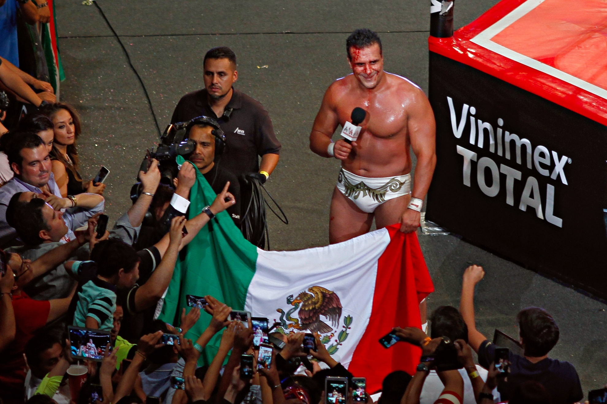 Alberto del Río asegura que muchos luchadores mexicanos utilizan máscara al no ser tan agradeciados.