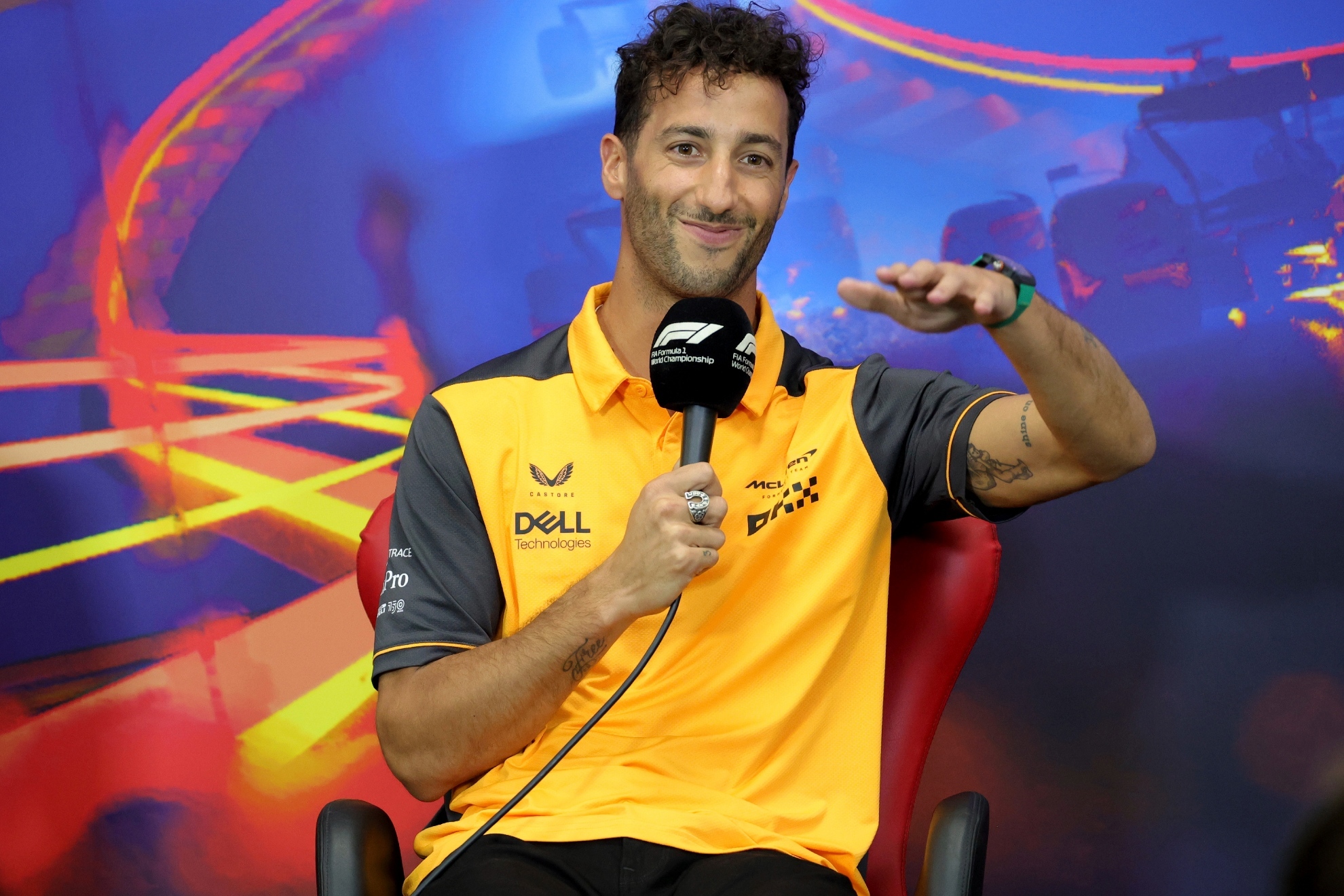 Ricciardo gesticula ante la Prensa. / AP