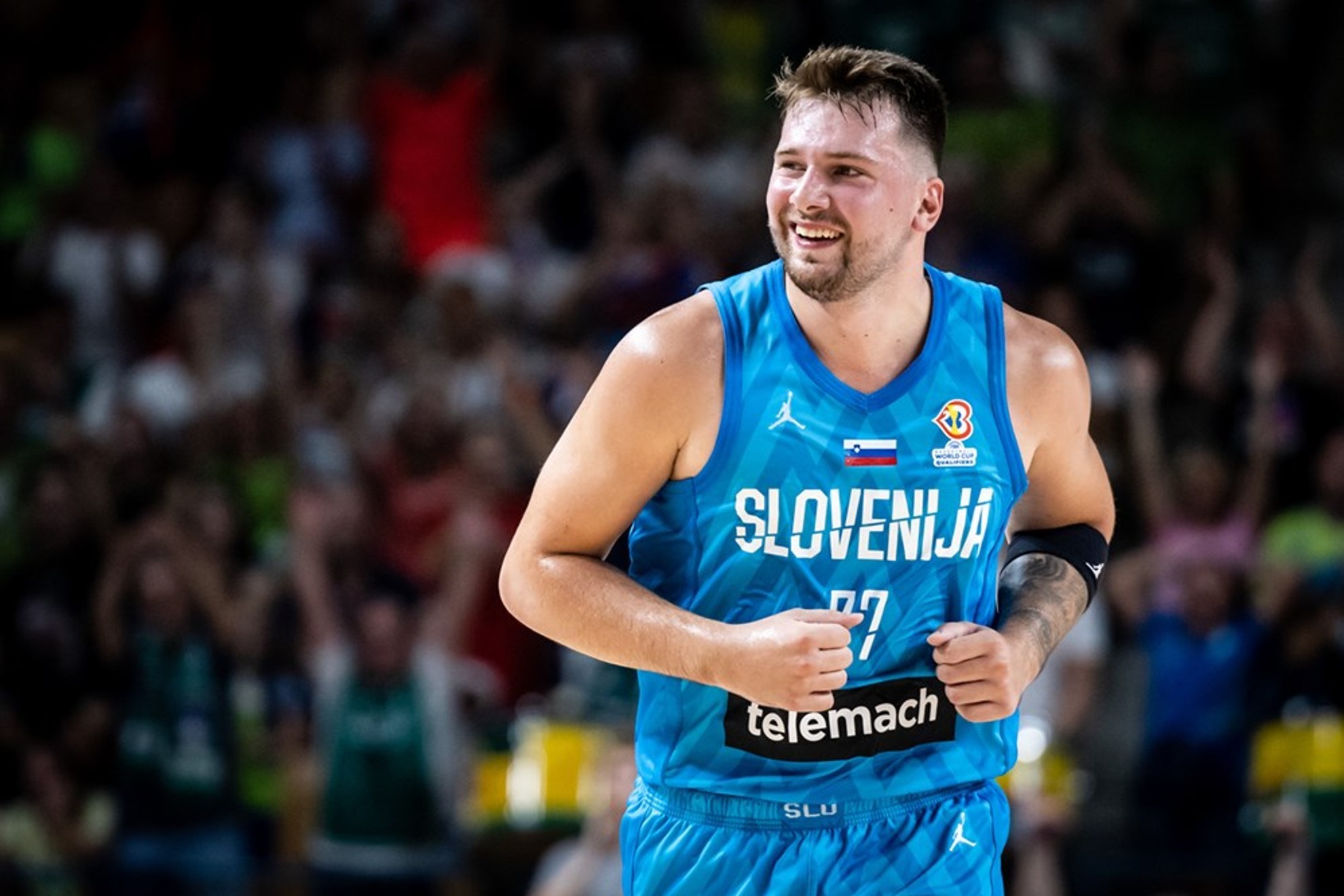 Luka Doncic sonríe durante el partido ante Estonia/FIBA PHOTO.