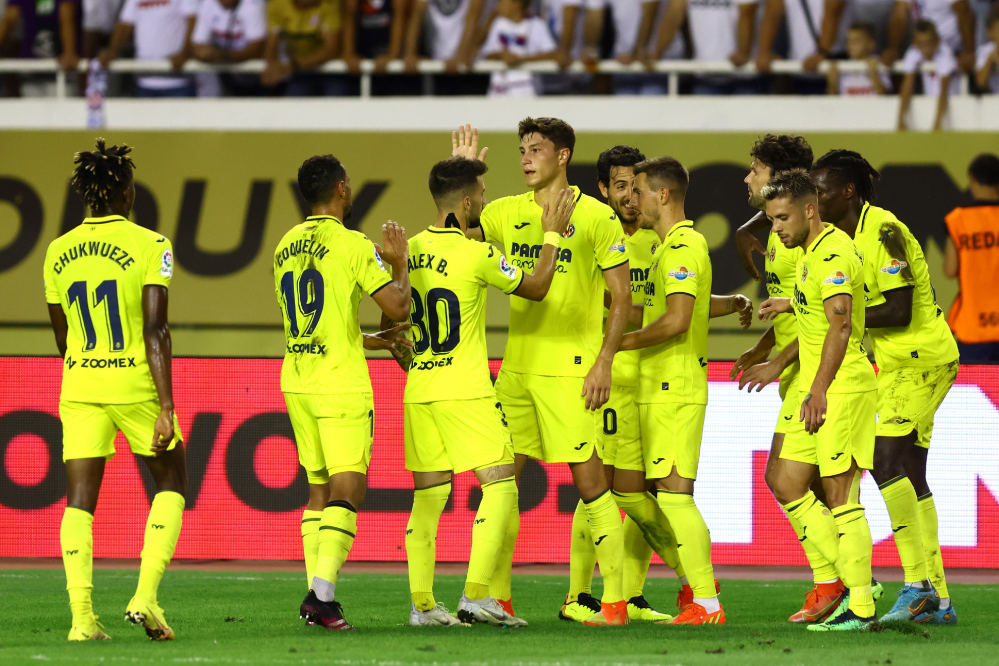 Los jugadores del Villarreal celebran uno de los goles. / EFE