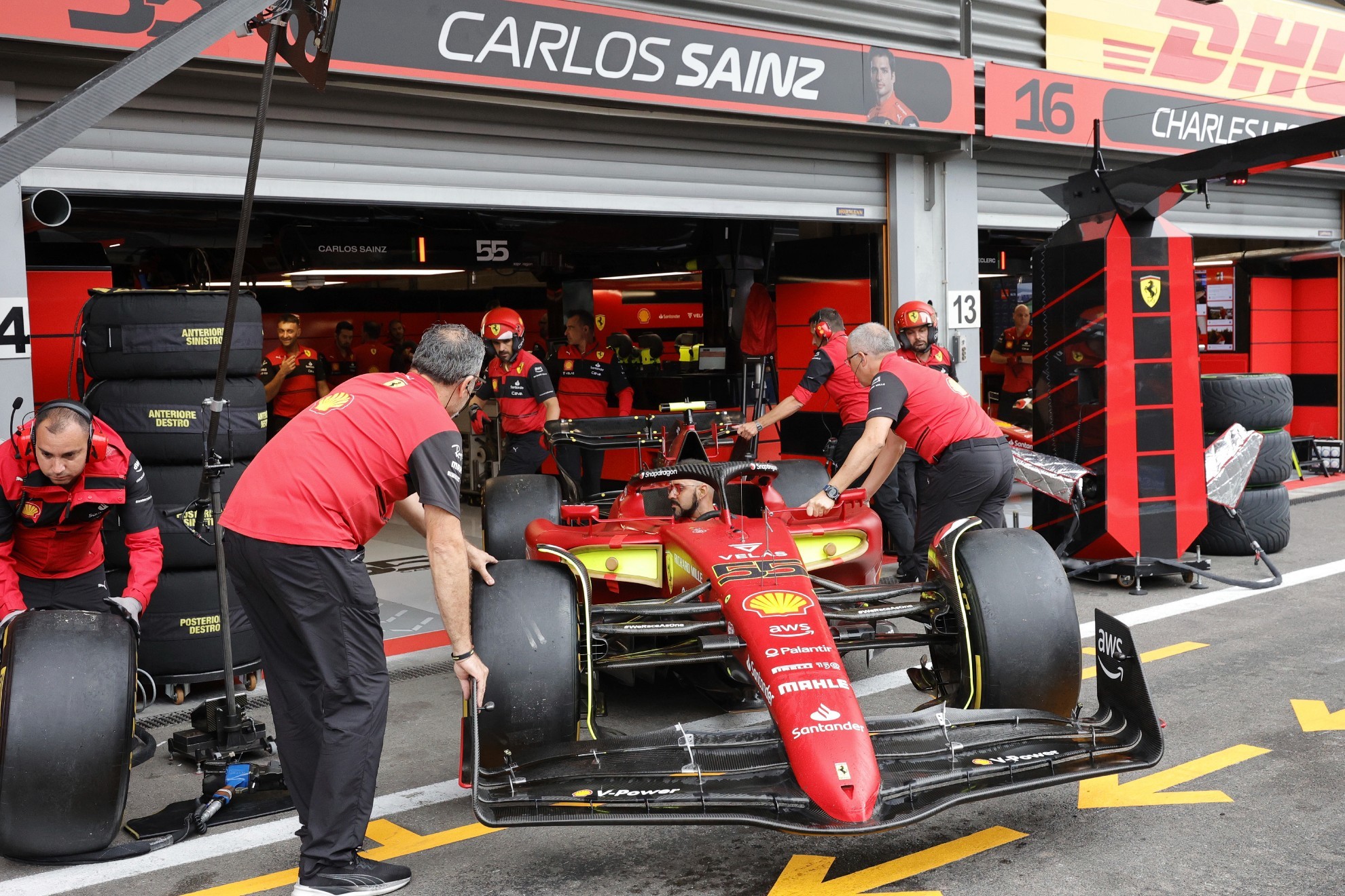 El coche de Carlos Sainz entrando al box | Olivier Matthys AP