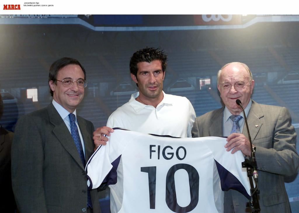 Luis Figo es presentado como jugador del Real Madrid junto a Florentino Pérez y Alfredo di Stéfano en el año 2000. Jose A. García