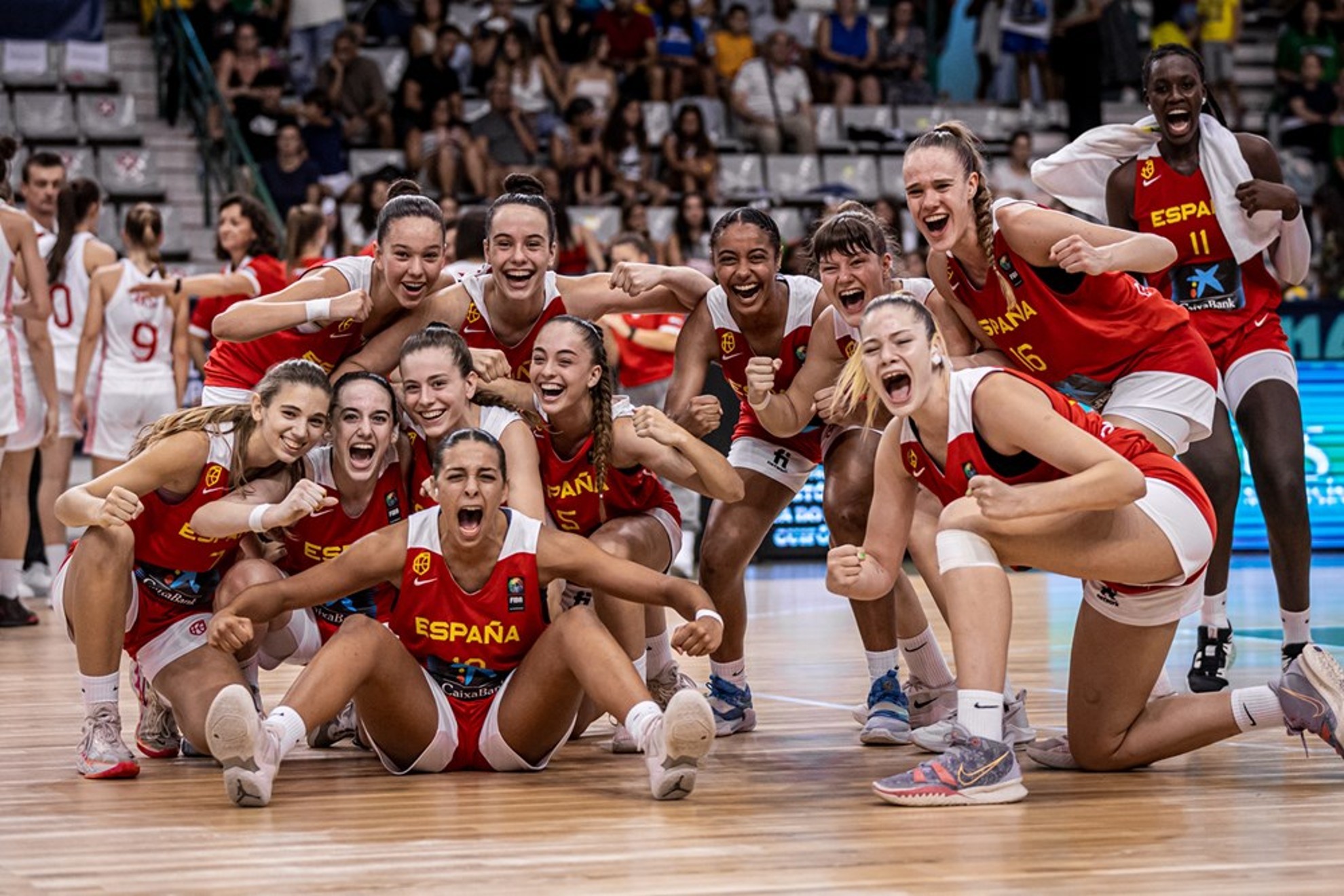 La seleccin espaola sub 16, eufrica tras clasificarse para la final del Europeo. FIBA PHOTO