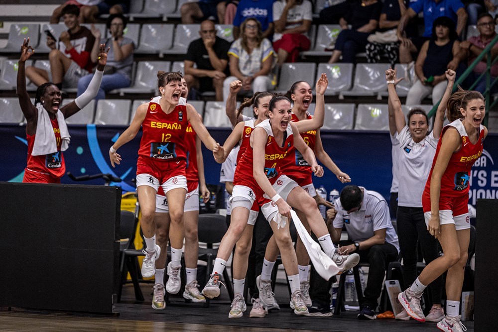 El banquillo español celebra una de las últimas canastas ya con el pase a la final en el bolsillo. FIBA PHOTO