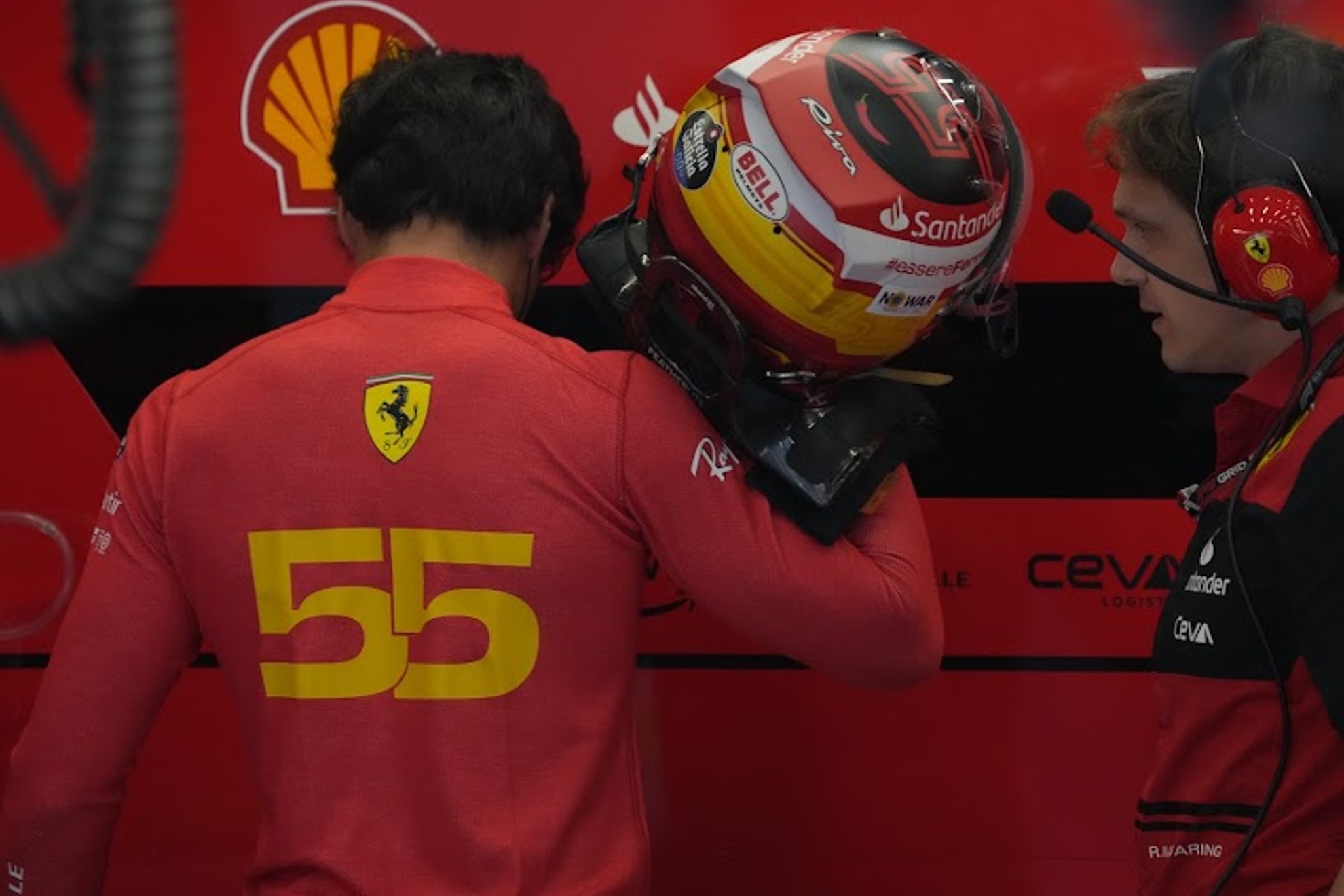 Carlos Sainz, en el box de Ferrari durante los entrenamientos de hoy en Spa (RV Racingpress)