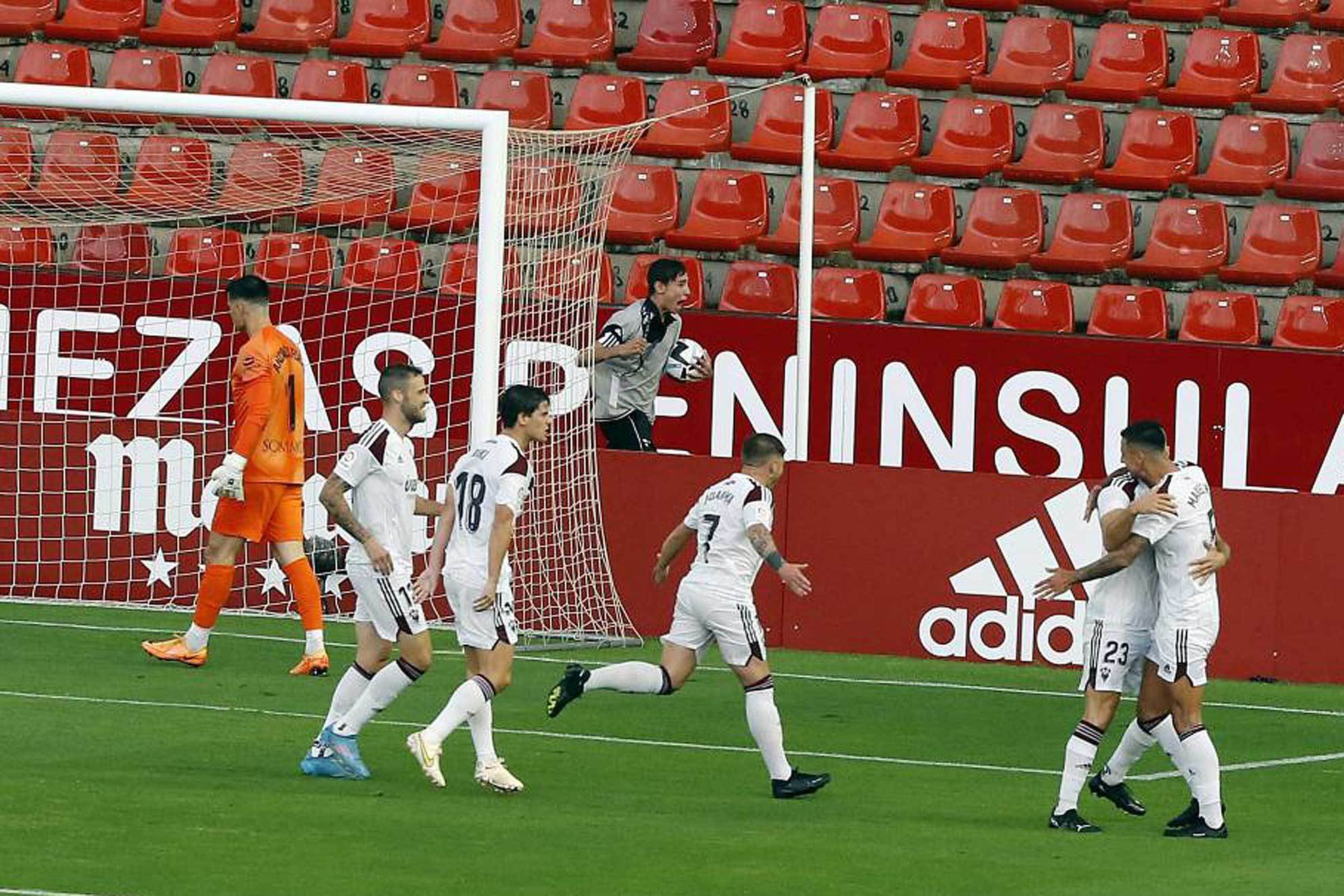 Los jugadores del Albacete celebran el primero gol, el de Juanma / JOSE SANCHEZ