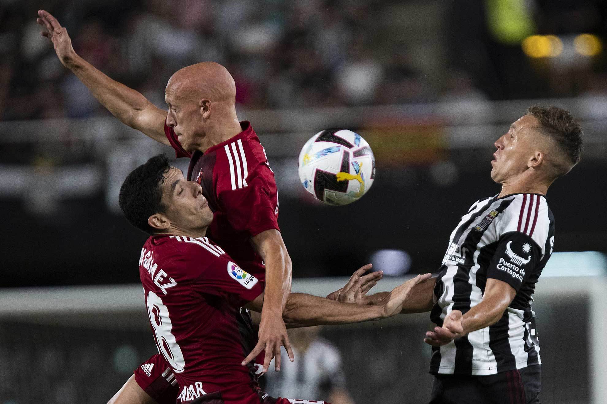 De Blasis, autor del gol del triunfo, controla el balón con el pecho mientras Mollejo y Gámez chocan / LaLiga