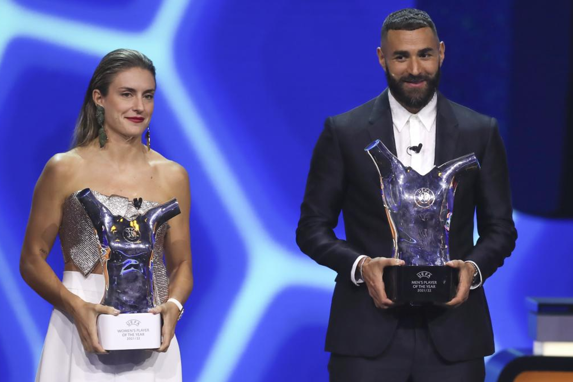 Alexia Putellas y Benzema, con el premio a la mejor jugadora y mejor jugador de Europa. / EFE
