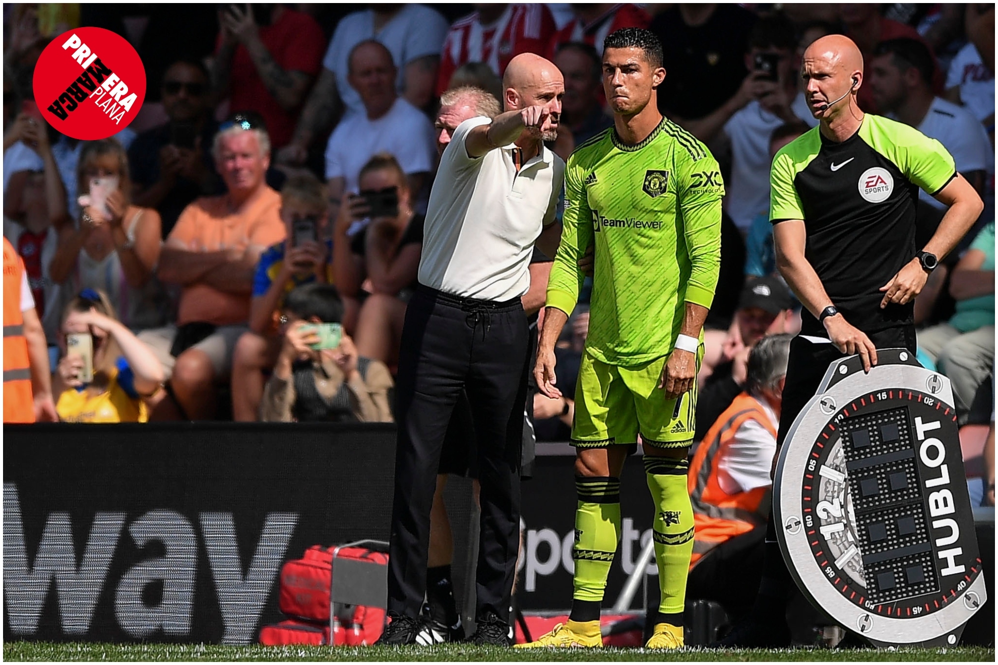 Cristiano Ronaldo recibe instrucciones de Ten Hag en el Southampton-Manchester United de ayer. / EFE