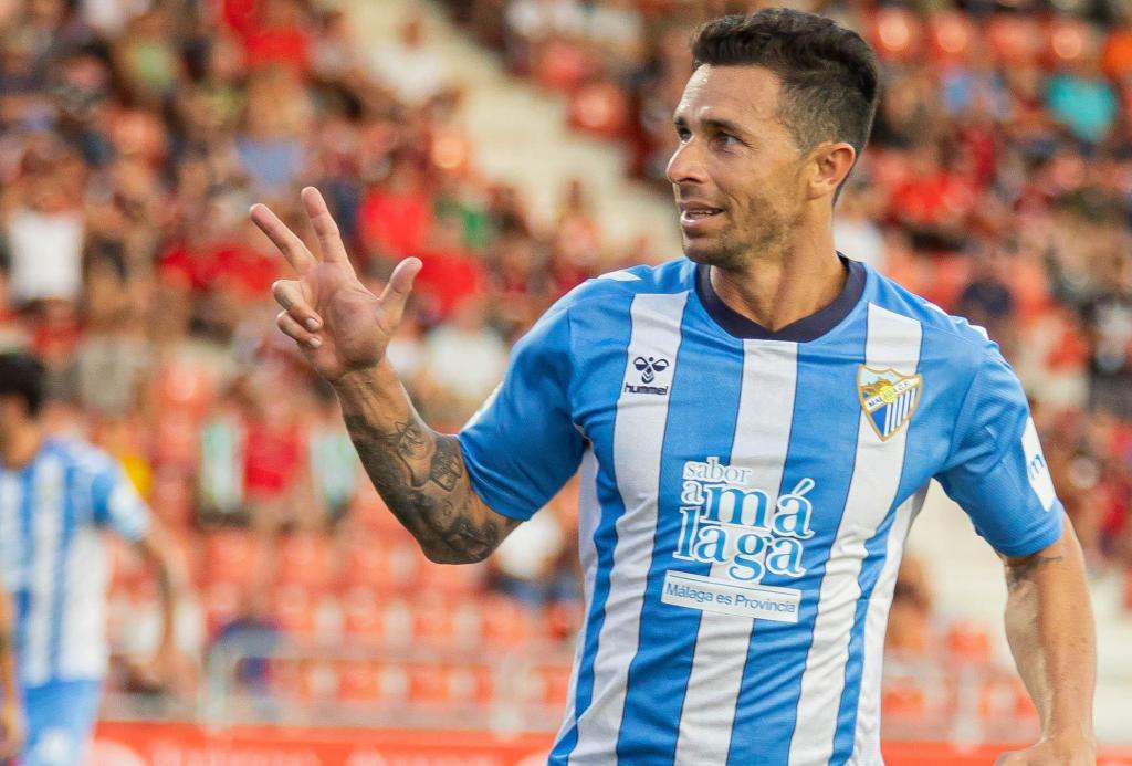 Rubén Castro celebra en Anduva su primer gol con el Málaga / LaLiga