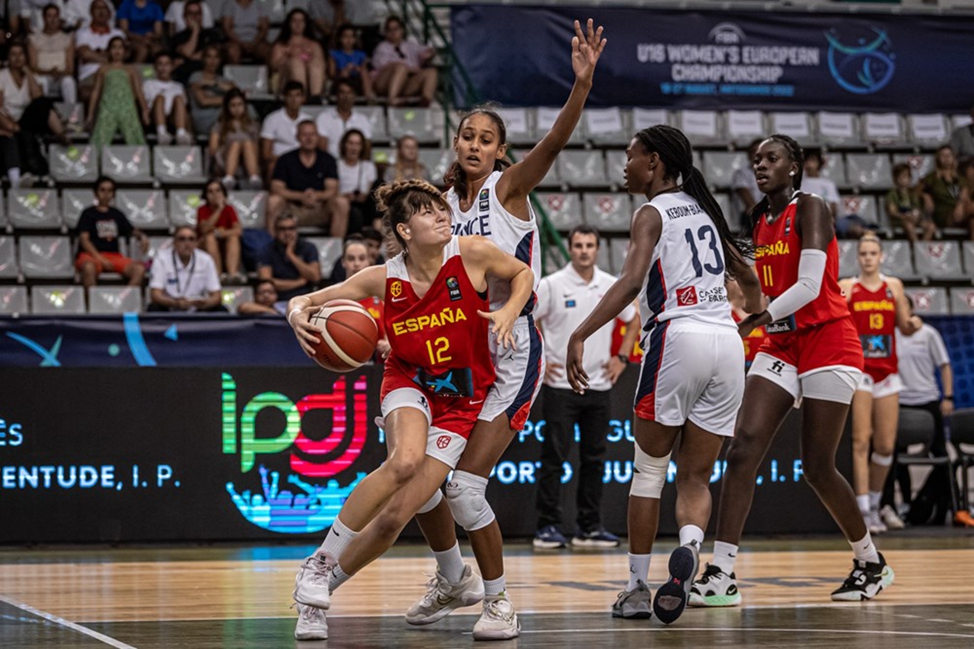 Marta Alsina trata de progresar ante la defensa de Francia/FIBA PHOTO.