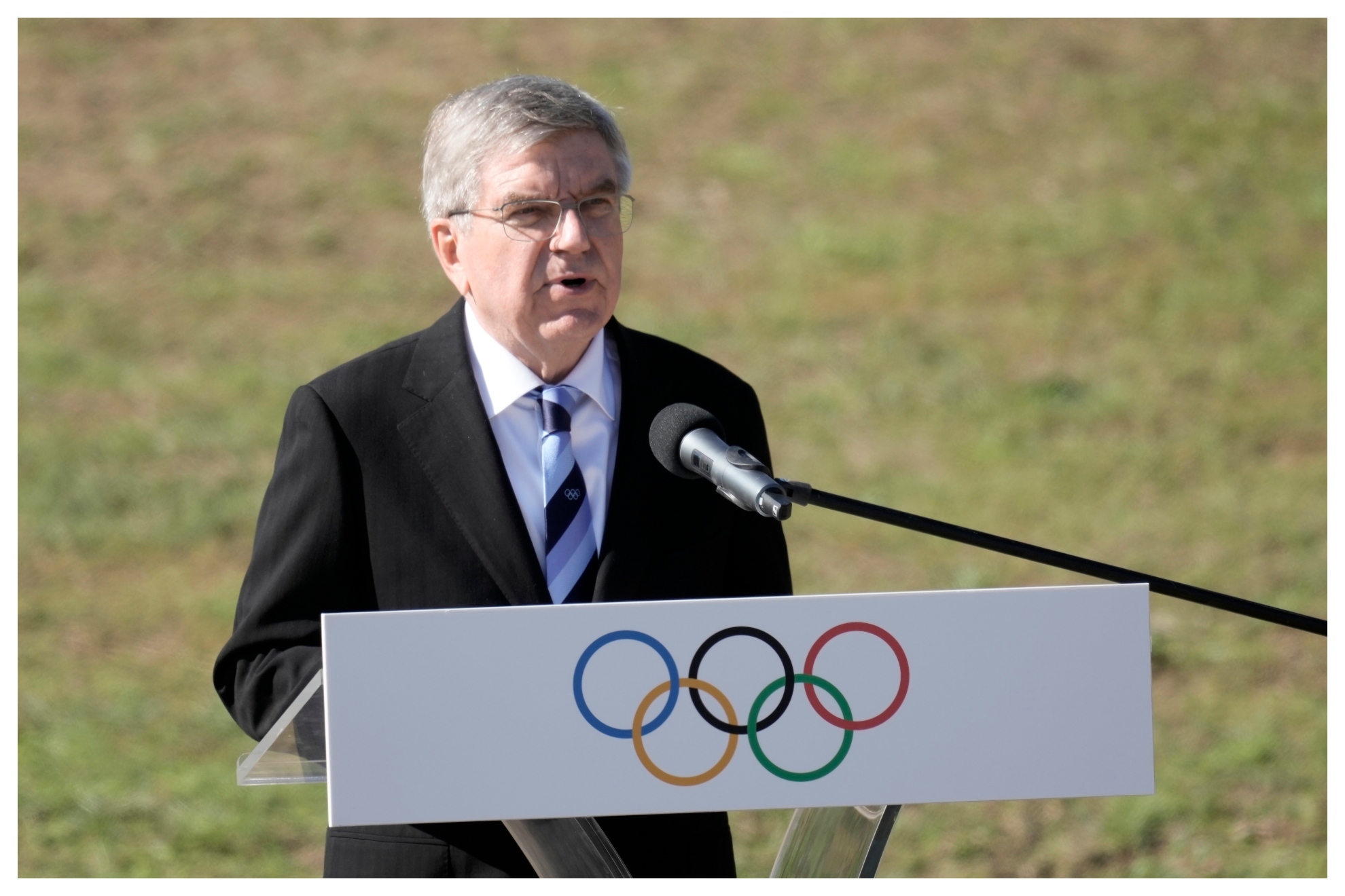 Thomas Bach en el encendido de la llama olímpica en 2021 / AP