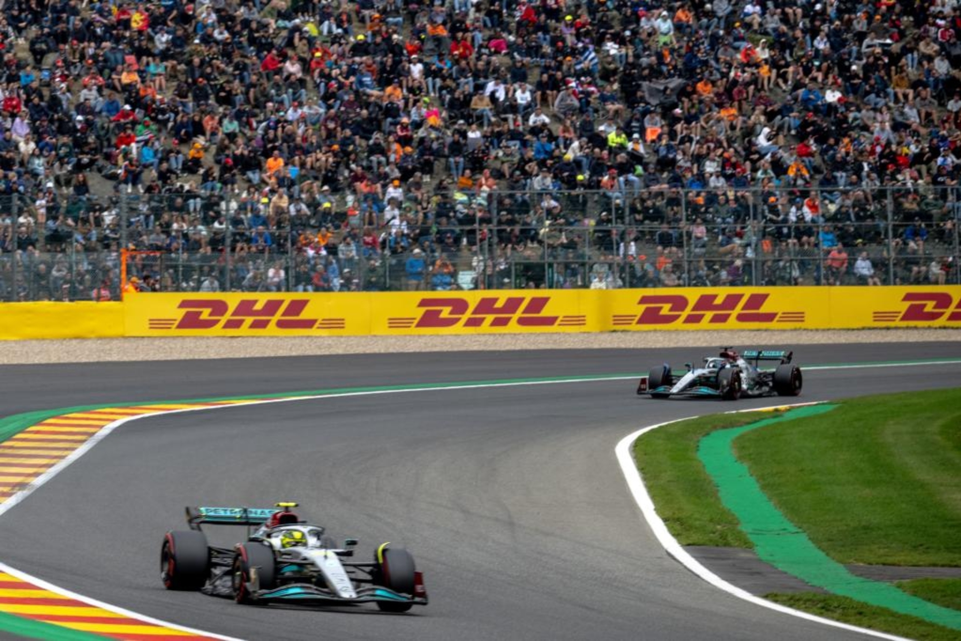 Lewis Hamilton, delante de George Russell, en Spa. EFE