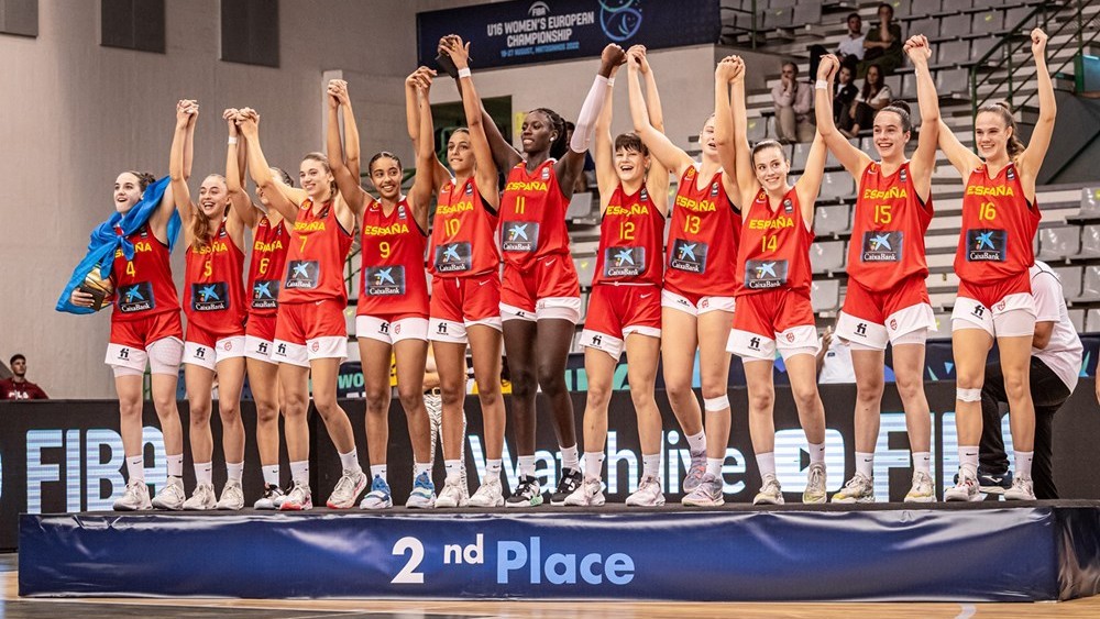 Las jugadoras de la seleccin U16, en el segundo cajn del podio del Eurobasket. FIBA