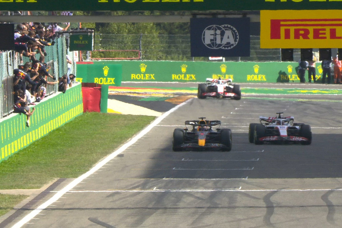 Verstappen cruza la meta ganado en Spa 2022 / Formula1.com