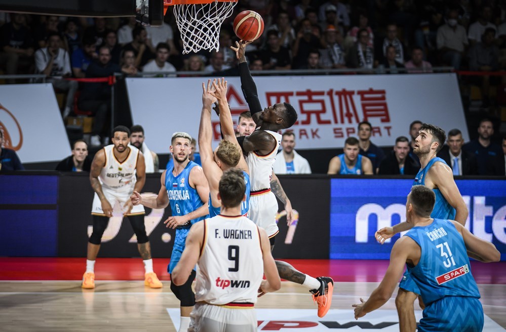 El base alemn Dennis Schroder entra a canasta superando la defensa de Eslovenia. FIBA PHOTO.