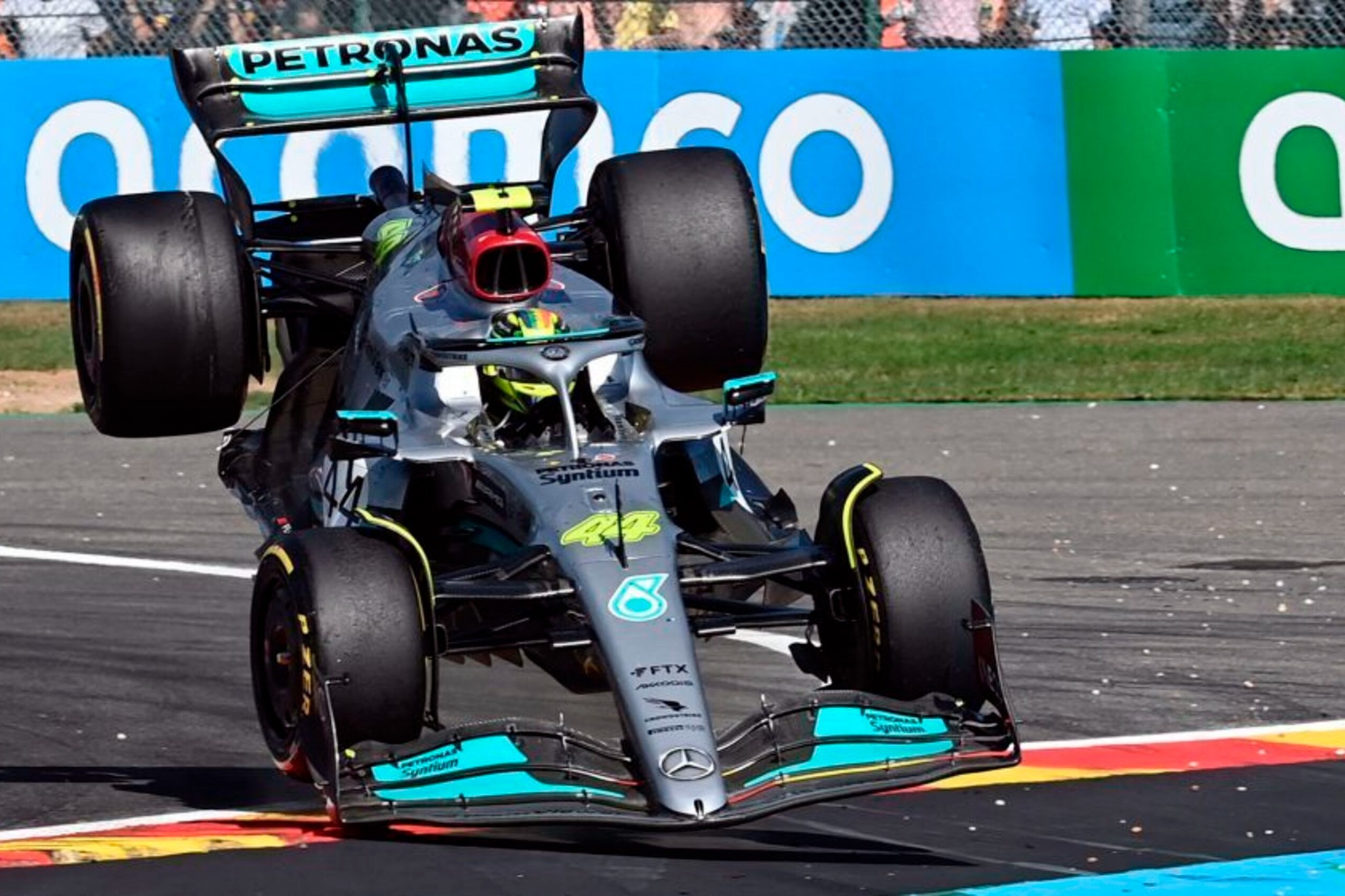El impacto de Hamilton contra el suelo tras el accidente con Alonso