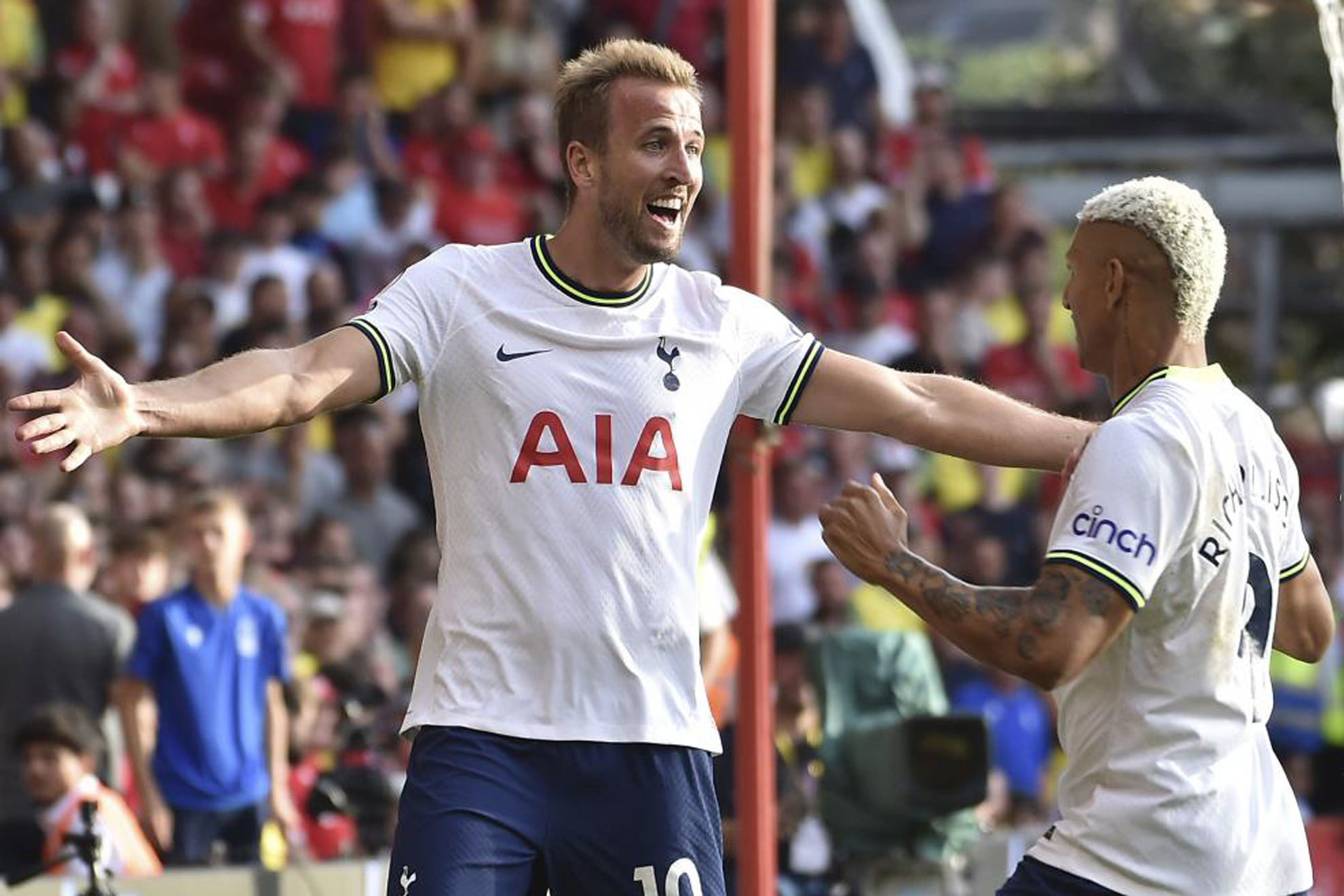 Kane celebra con Richarlison el 0-2 del Tottenham al Forest. AP