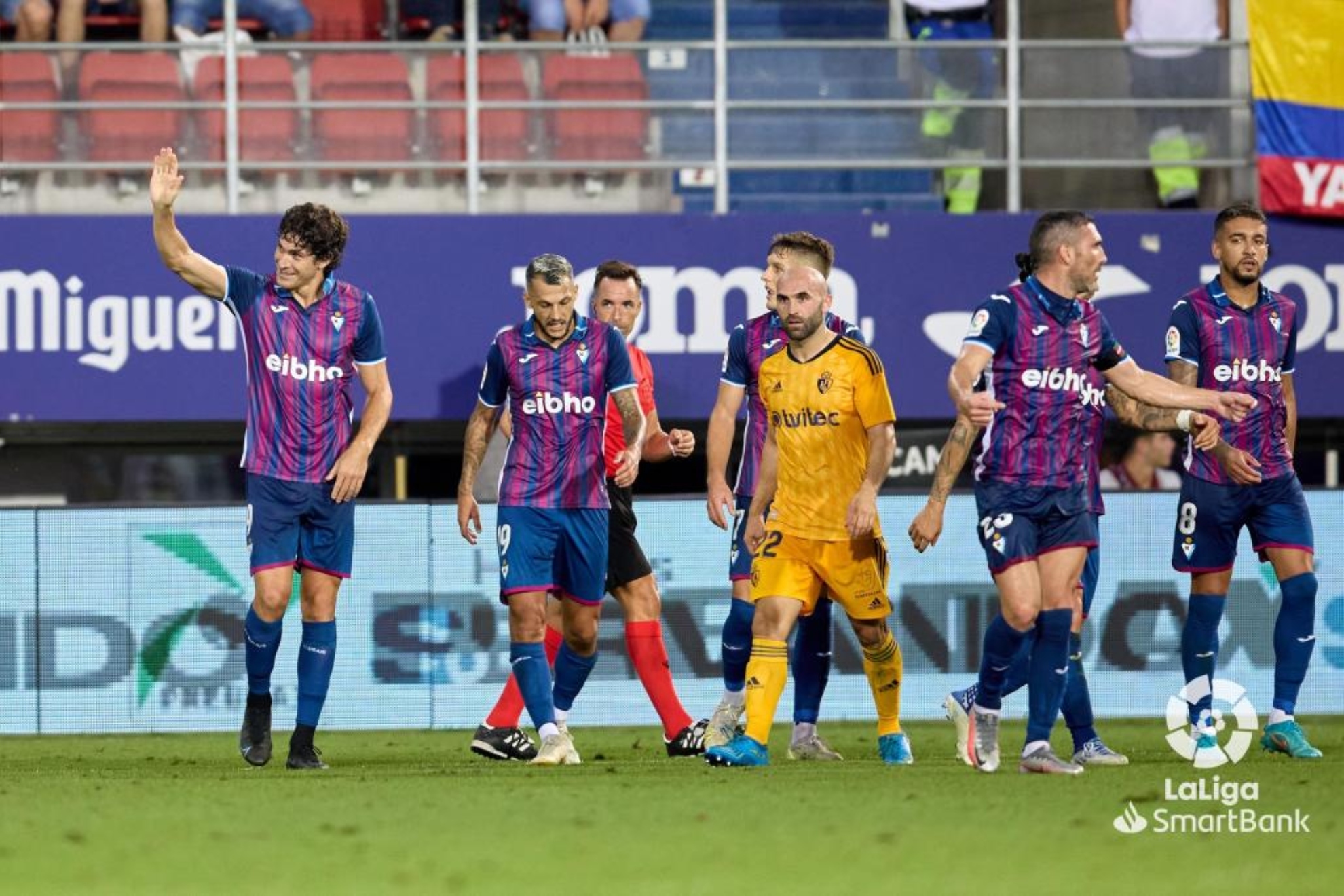 Blanco Leschuk celebra el gol que marcó a la Ponferradina mirando a la grada y ante la presencia de compañeros y del rival París Adot. /LALIGA
