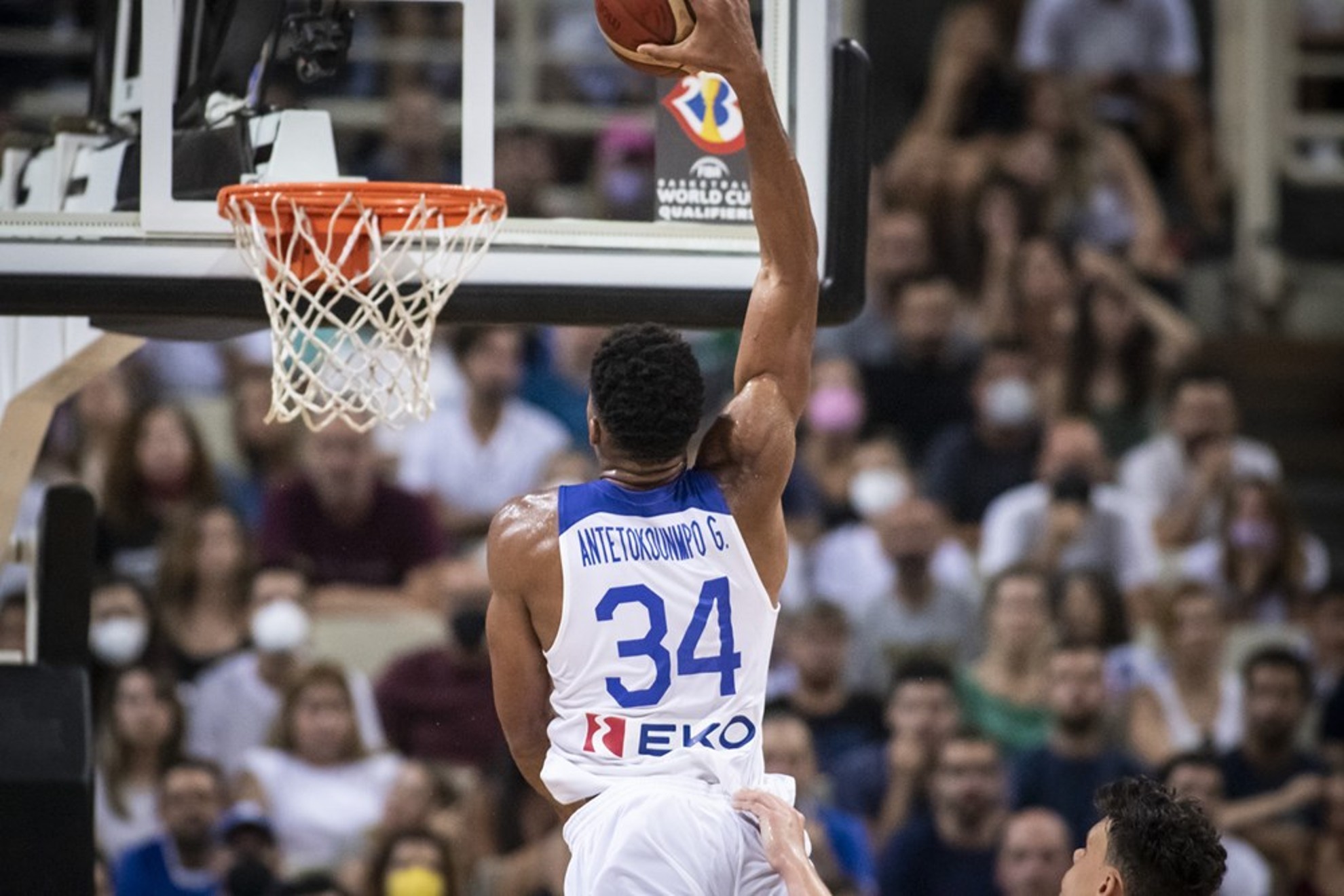 Giannis Antetokounmpo se dispone a machacar el aro de Blgica. FIBA PHOTO