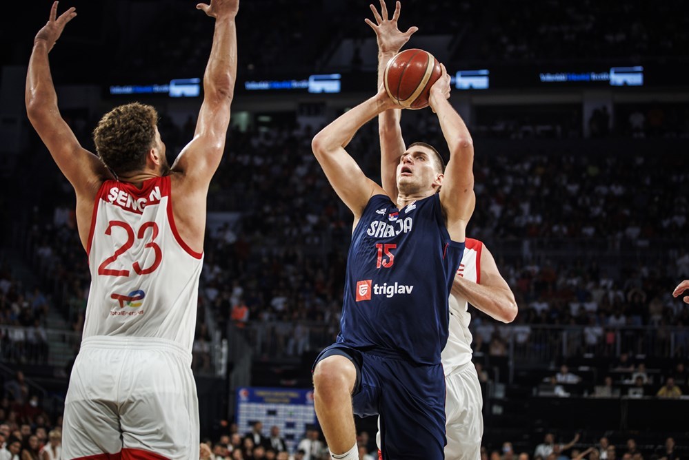 Jokic lanza delante de Sengun en el partido entre Turqua y Grecia. FIBA PHOTO