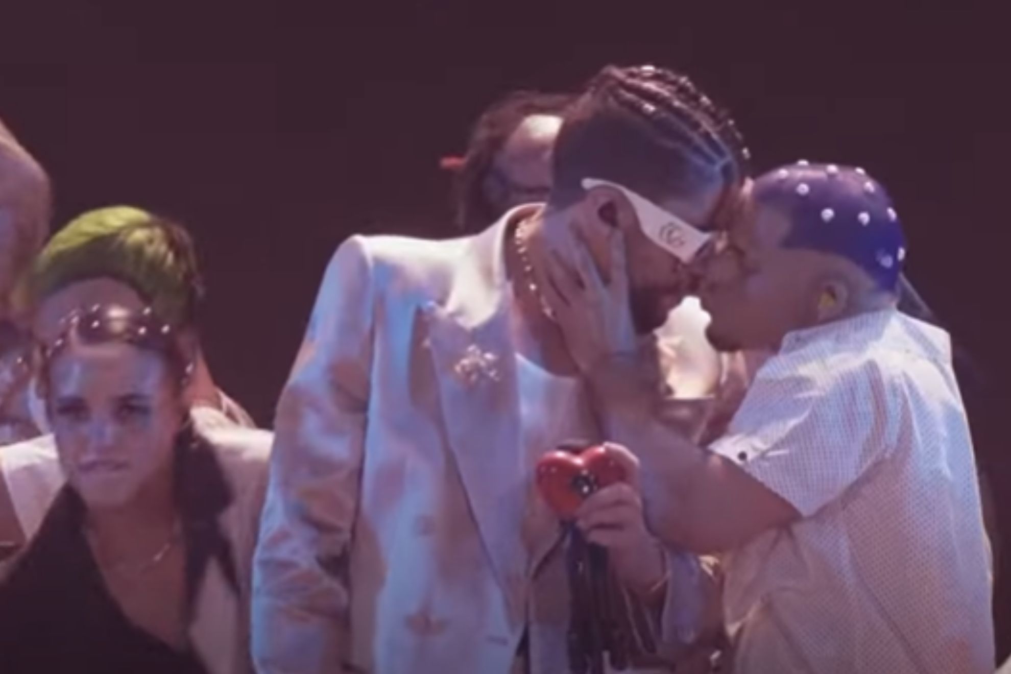 Bad Bunny performs "Titi Me Pregunto" at the 2022 VMAs / @MTV - YouTube