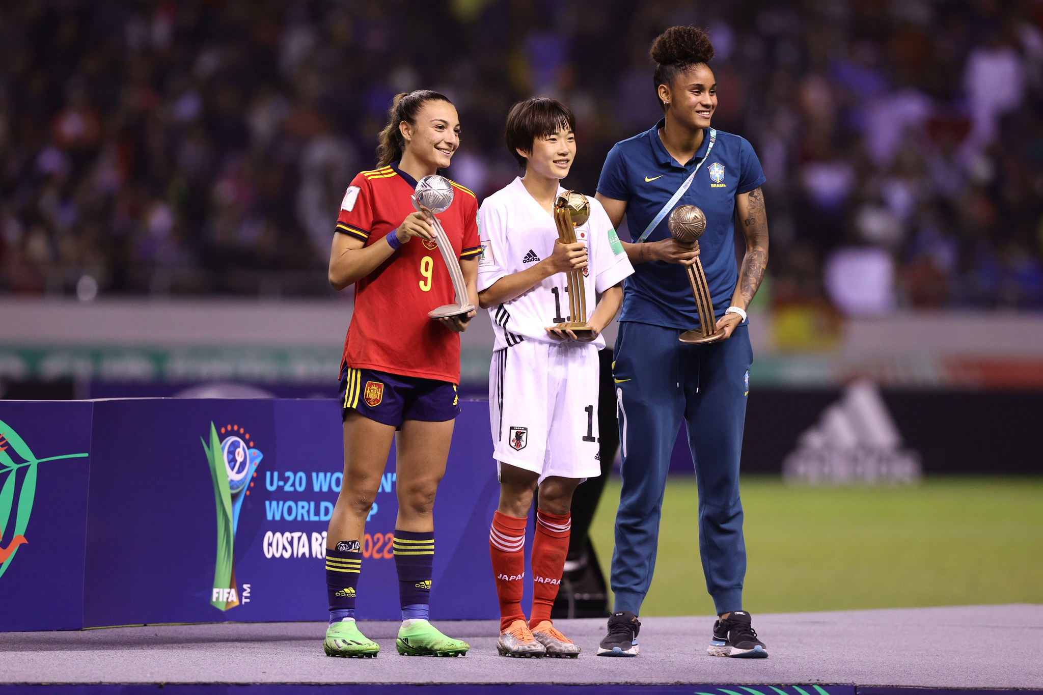 Inma Gabarro, Hamano y Tarciane recogiendo el galardón de mejores jugadora del torneo