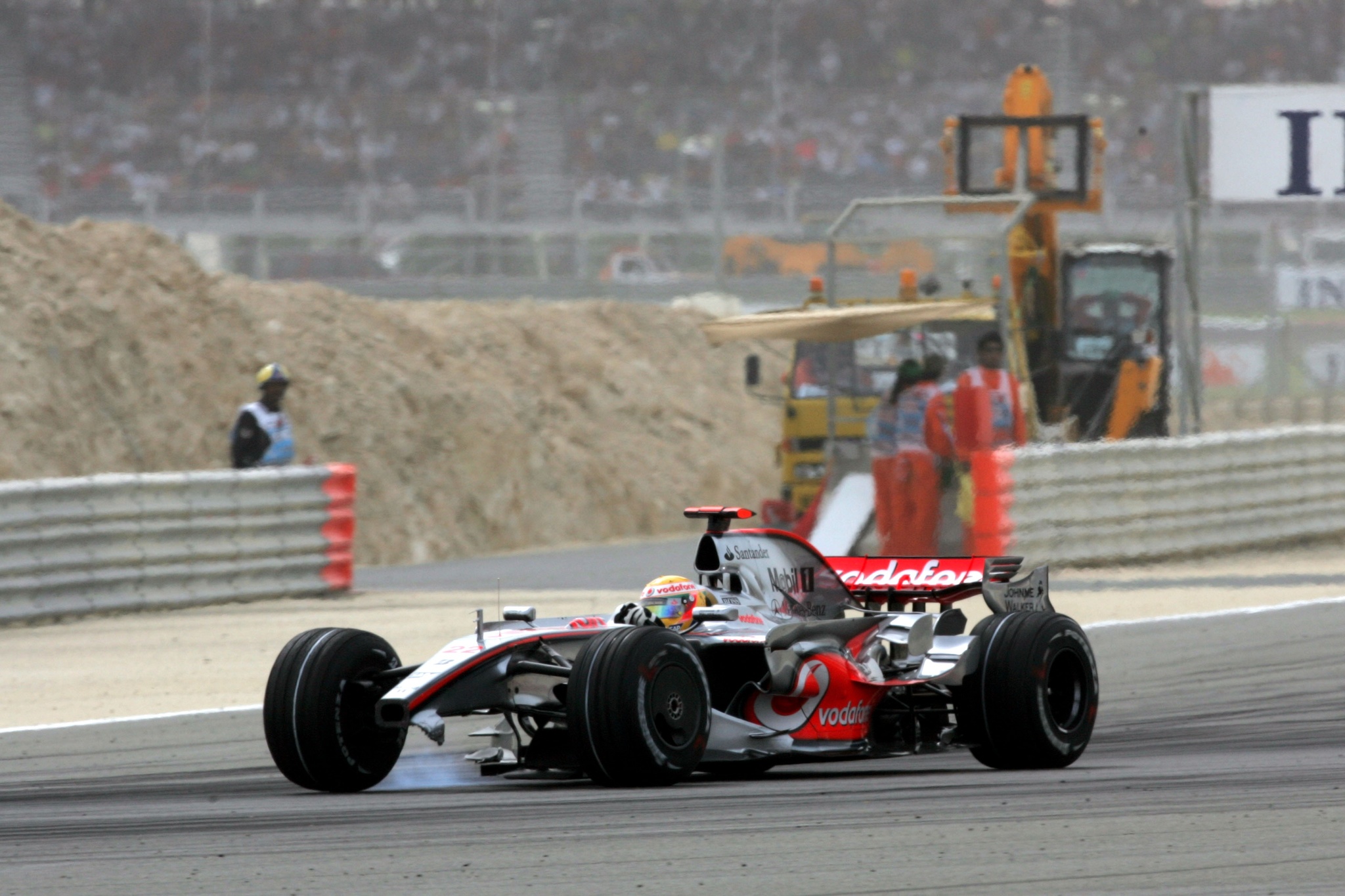 El coche de Hamilton en Bahréin 2008 con el alerón delantero roto | RACING PRESS
