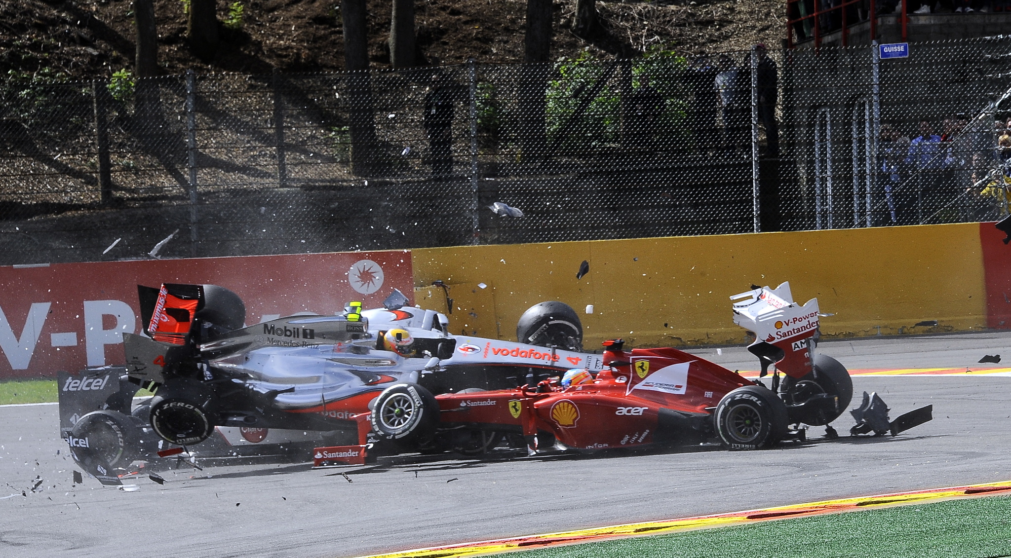 Fernando Alonso arrollado por Grosjean (Lotus) en la salida del G.P. de Bélgica 2012 | RUBIO