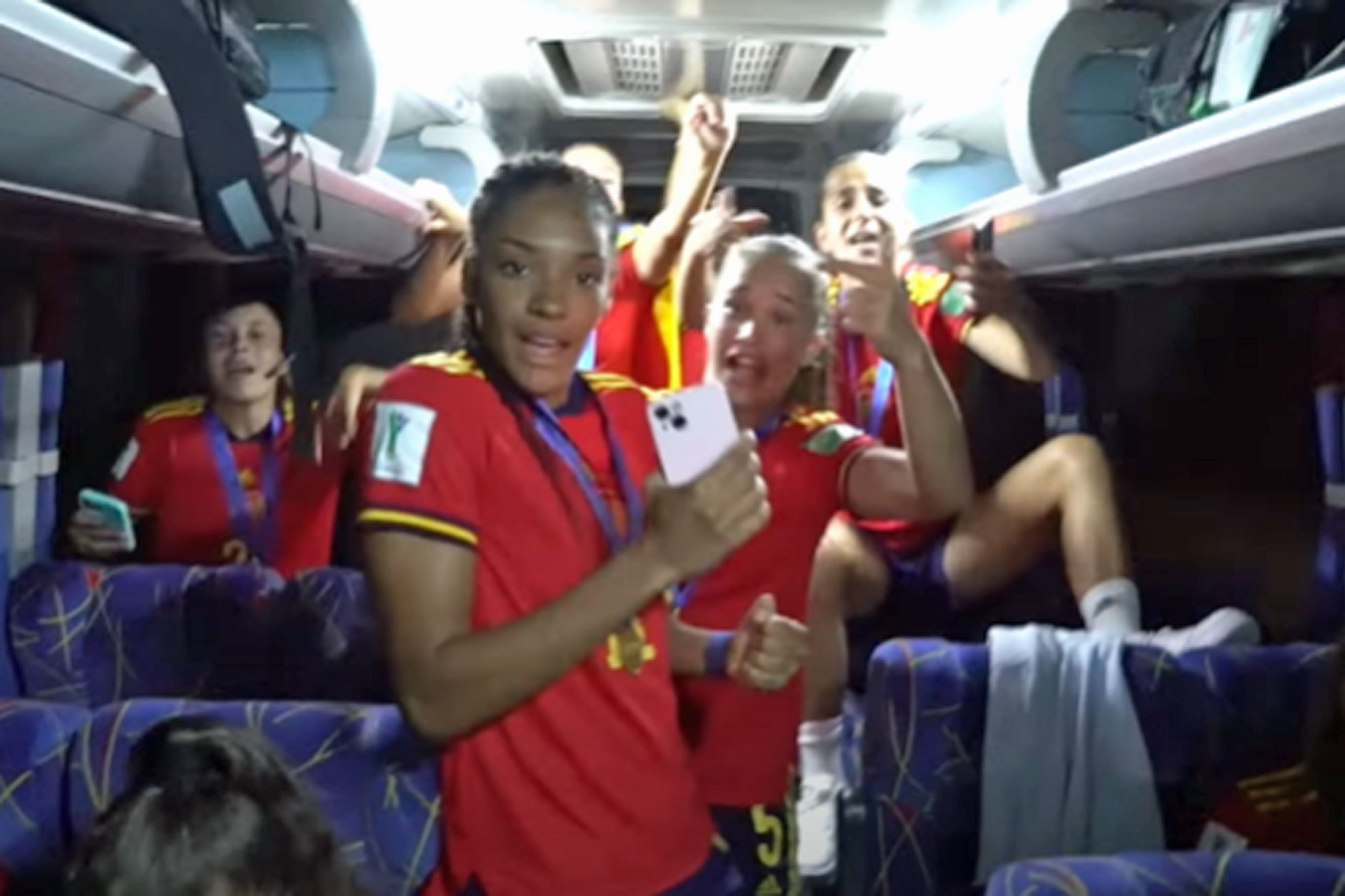 De 'Purpurina' a Manuel Carrasco: así se cantó el Mundial sub-20 en el autobús de las campeonas