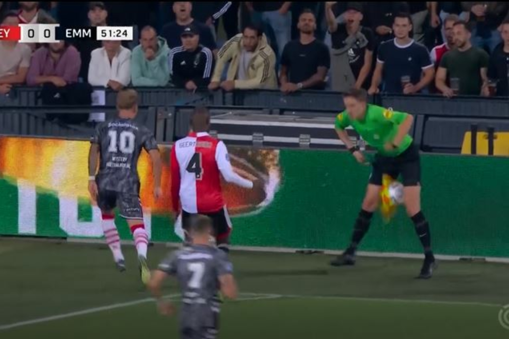 Un rbitro sufre un pelotazo en los genitales en el partido del Feyenoord