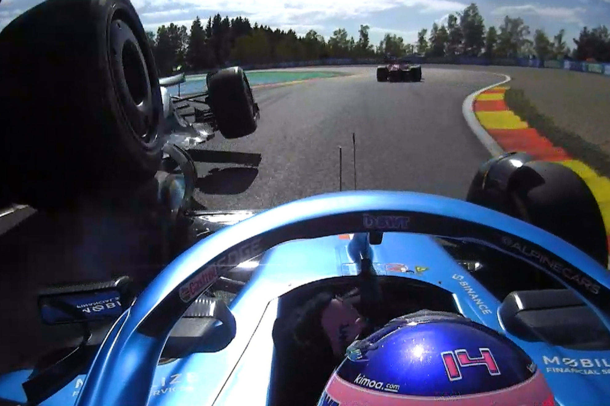 El choque Hamilton-Alonso, desde el Alpine de Fernando. TOMA F1