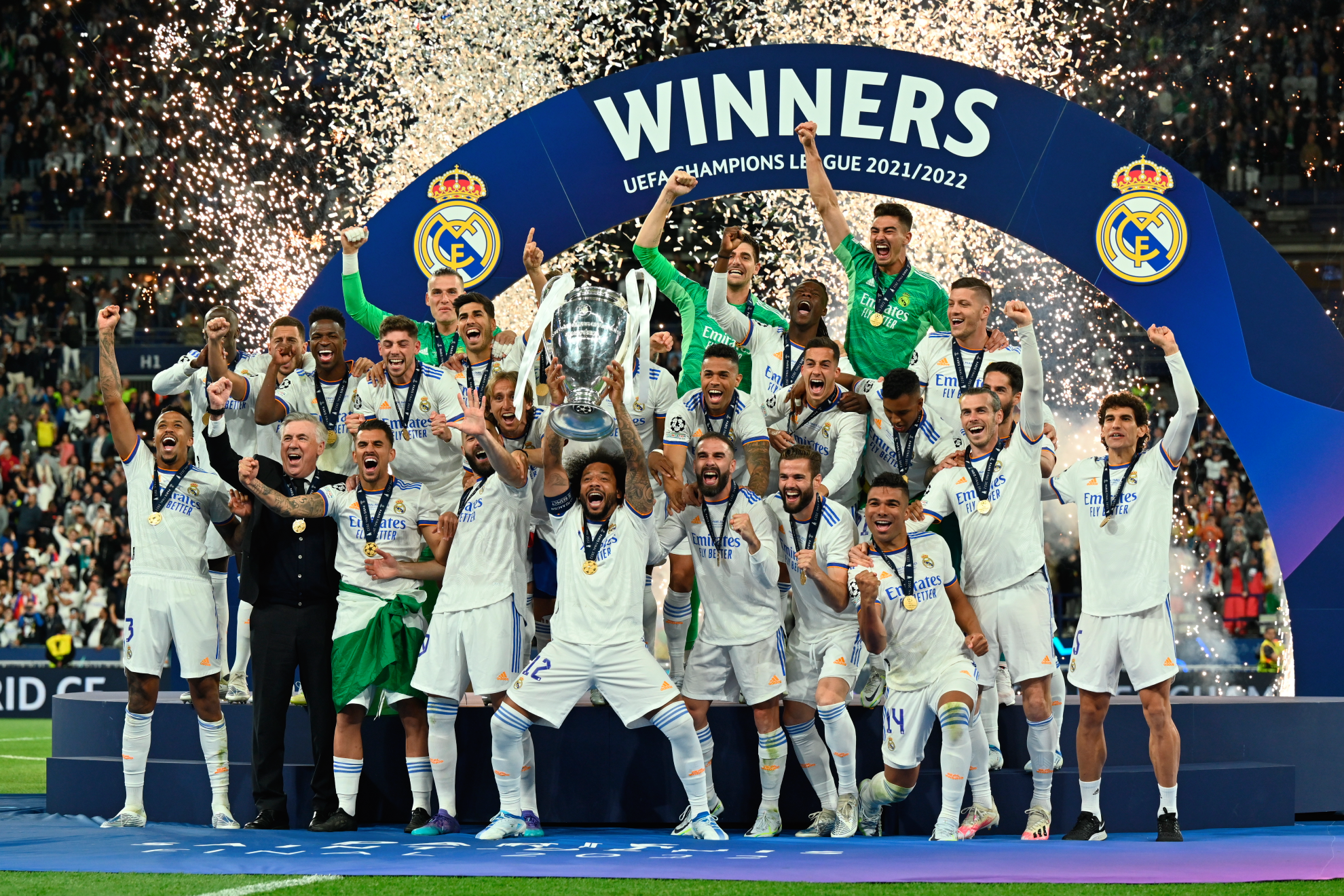 La plantilla del Real Madrid celebra la Champions 2021-22.