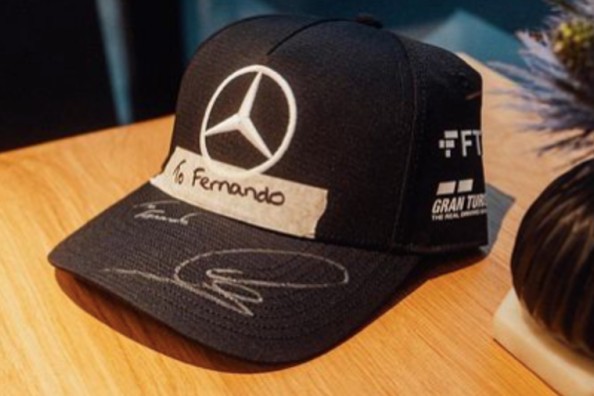 Hamilton's cap to Alonso.