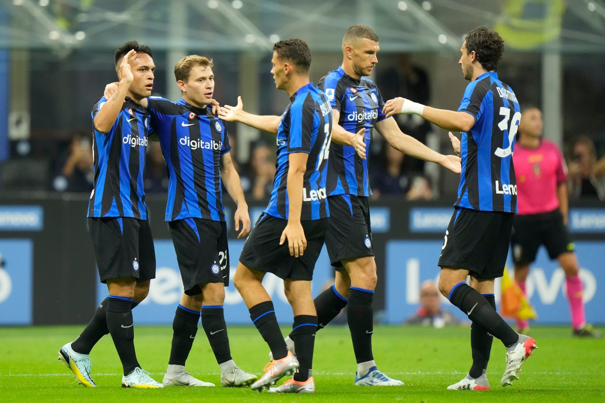 El Inter celebra uno de los tres goles a la Cremonese