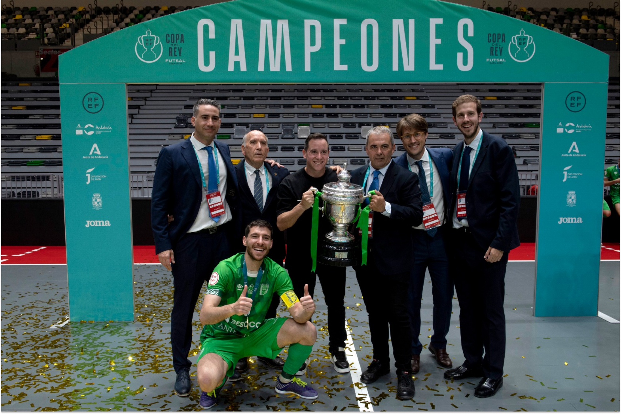 Miguel Conde (capitn del equipo) junto con algunos de los directivos de la entidad posando con la Copa del Rey / UMA Antequera