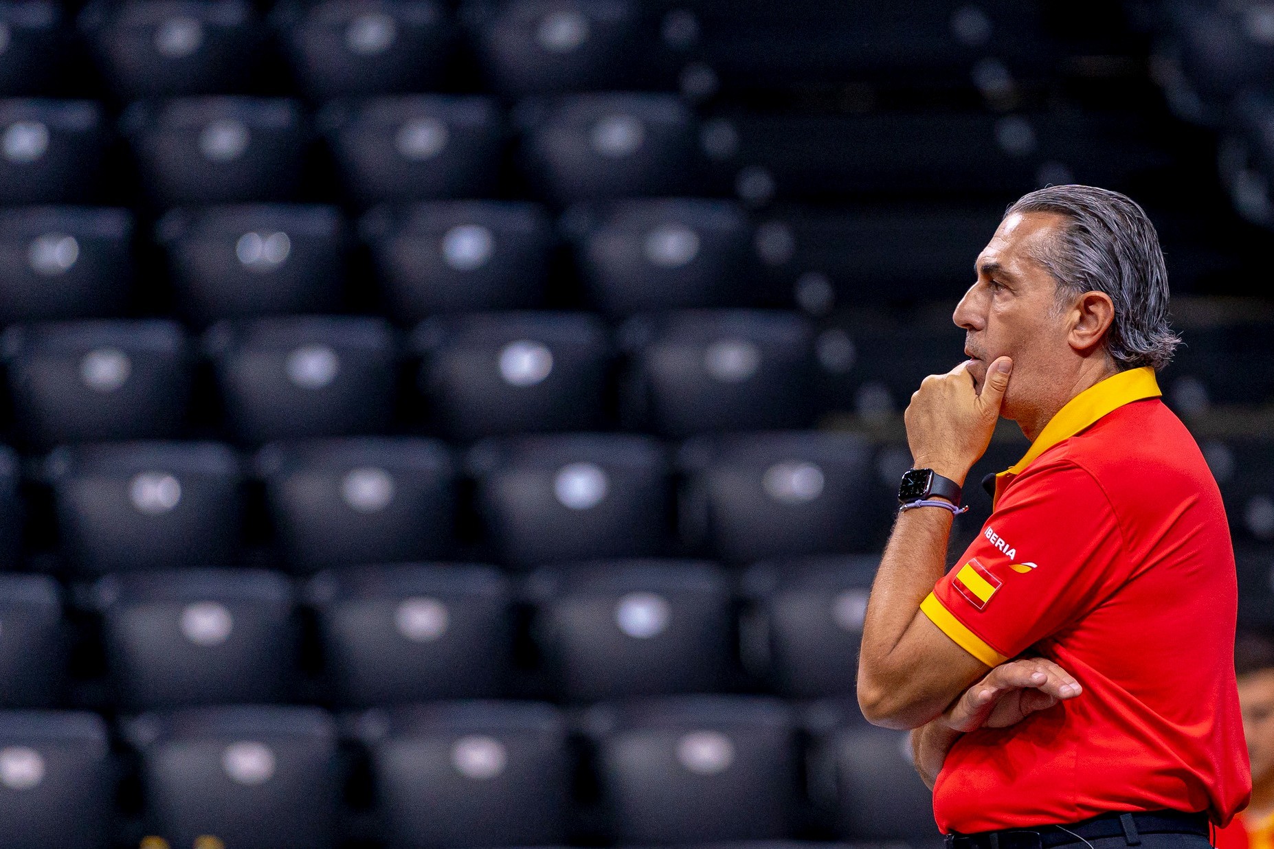 Sergio Scariolo observa un entrenamiento de la selección española. ALBERTO NEVADO/FEB