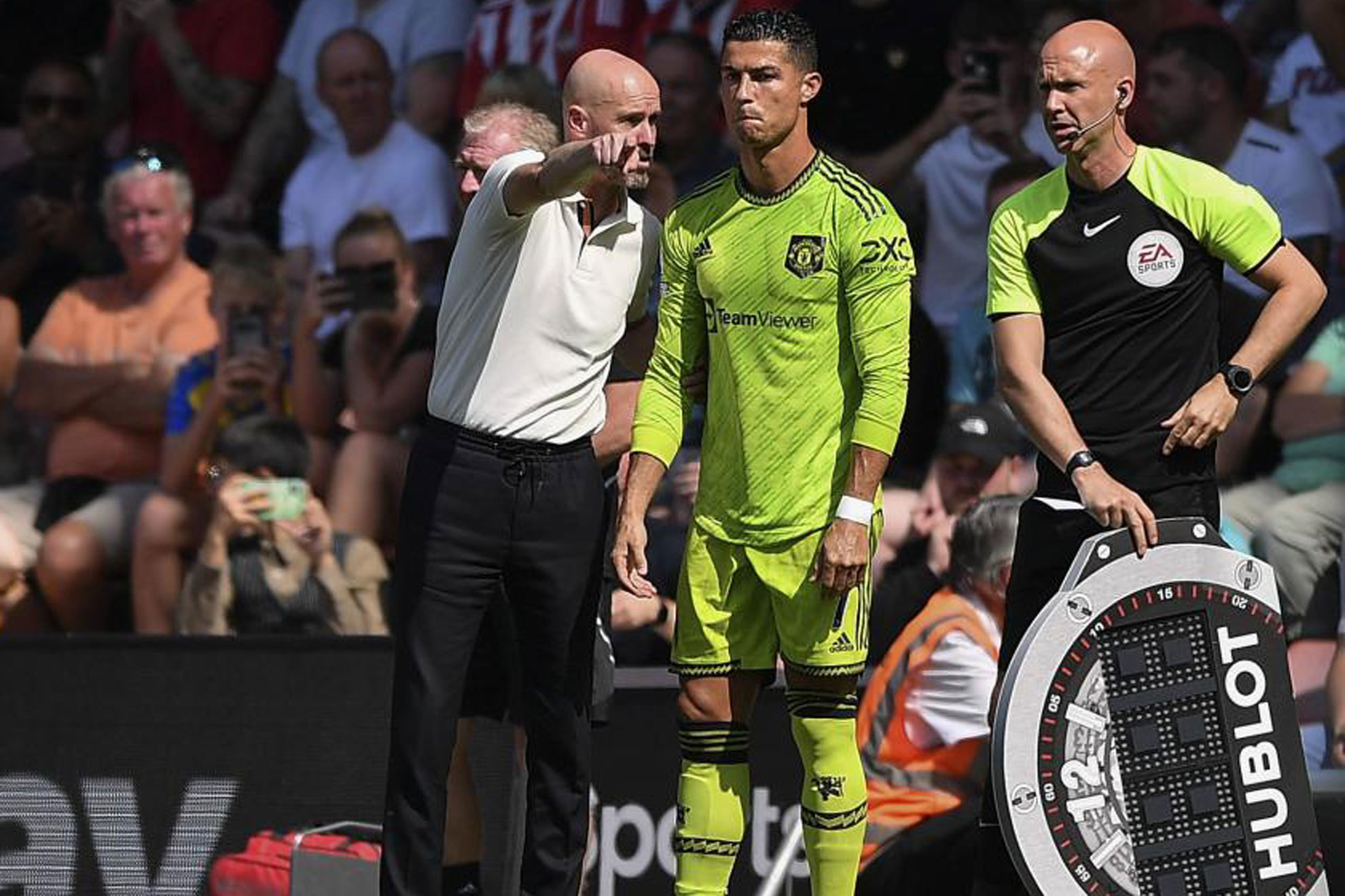 Ten Hag gives instructions to Cristiano . EFE