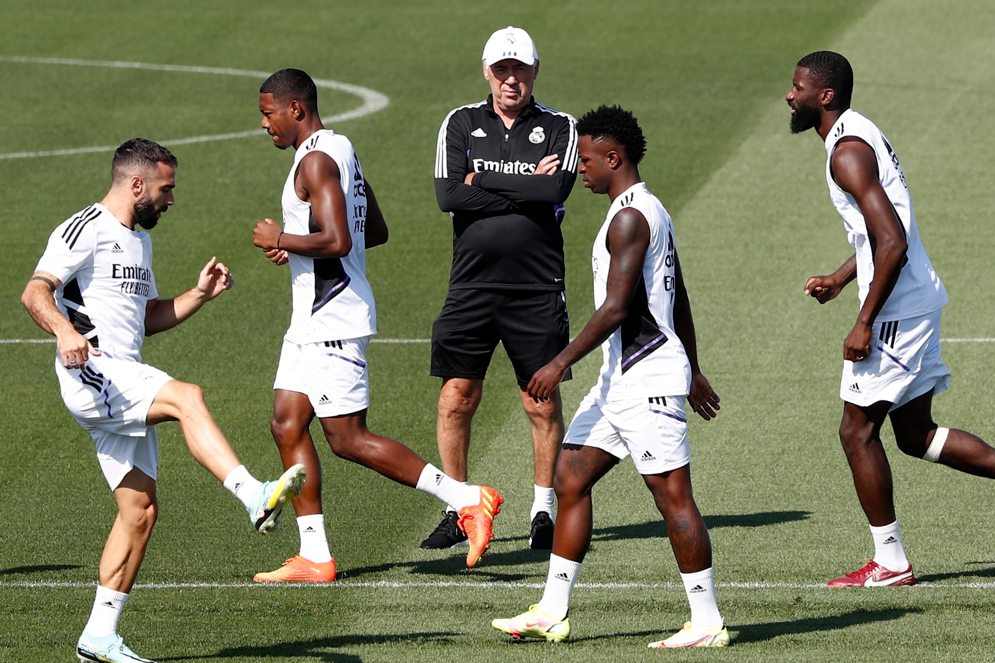 Ancelotti observa a Carvajal, Alaba, Vinicius y Rüdiger durante un entrenamiento. JOSÉ A. GARCÍA
