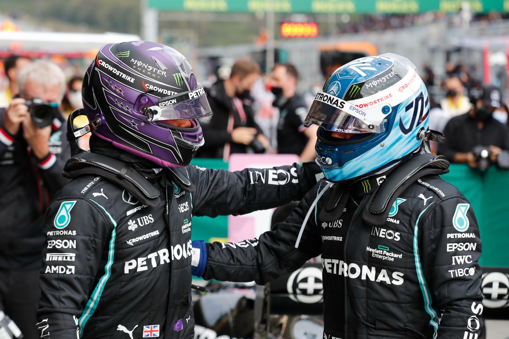 Hamilton y Bottas se saludan al salir de sus coches el año pasado | Umit Bektas AP
