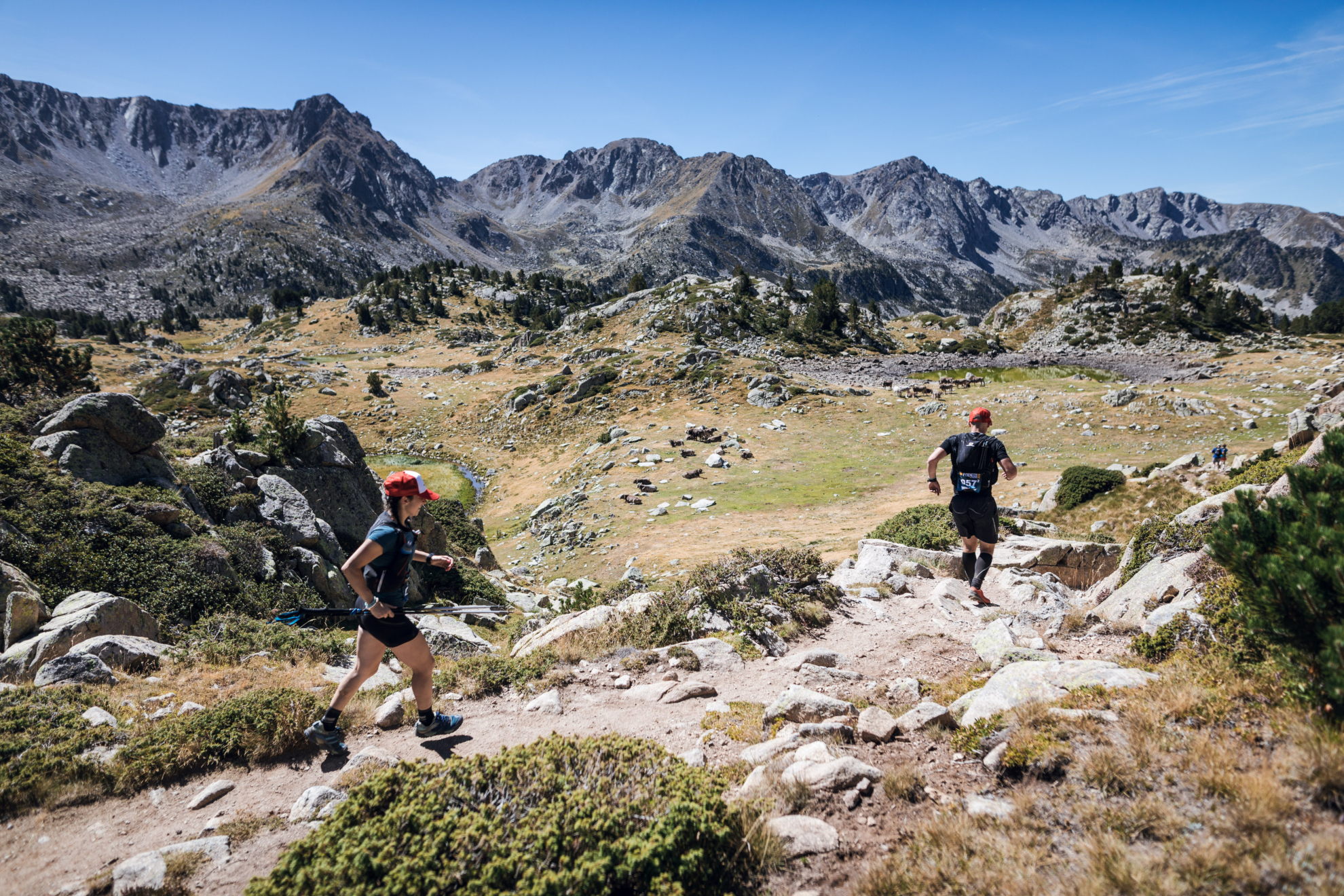 Dos corredoras en la edición de la Pyrenees Stage Run de 2021 / Guillem Casanova