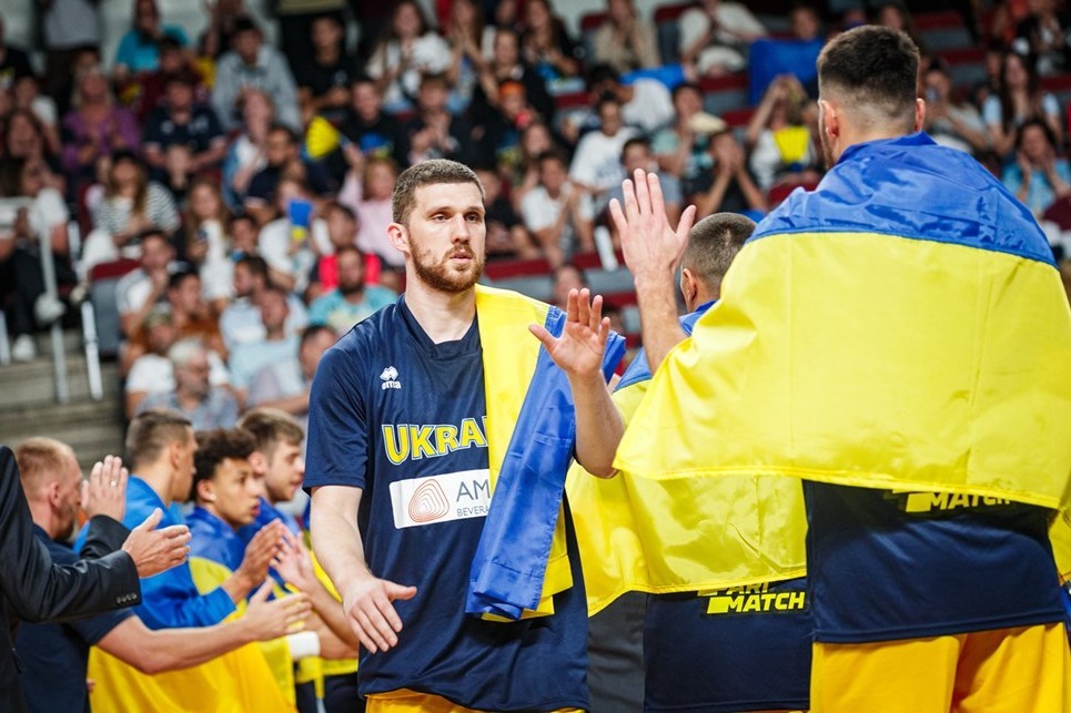 Svi Mykhailiuk, con la bandera de Ucrania, durante una presentacin de la seleccin. FIBA