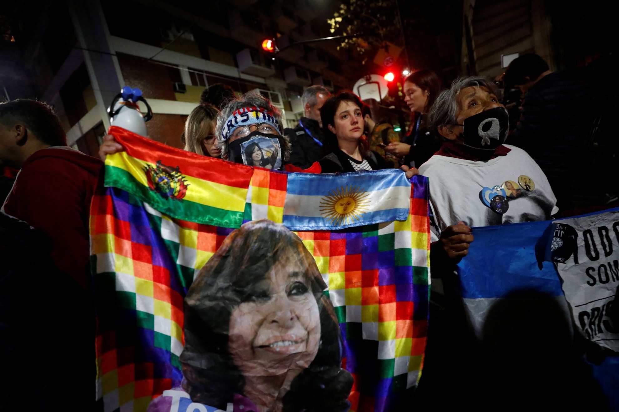 Argentina vive momentos de tensión y el fútbol queda en pausa | Reuters