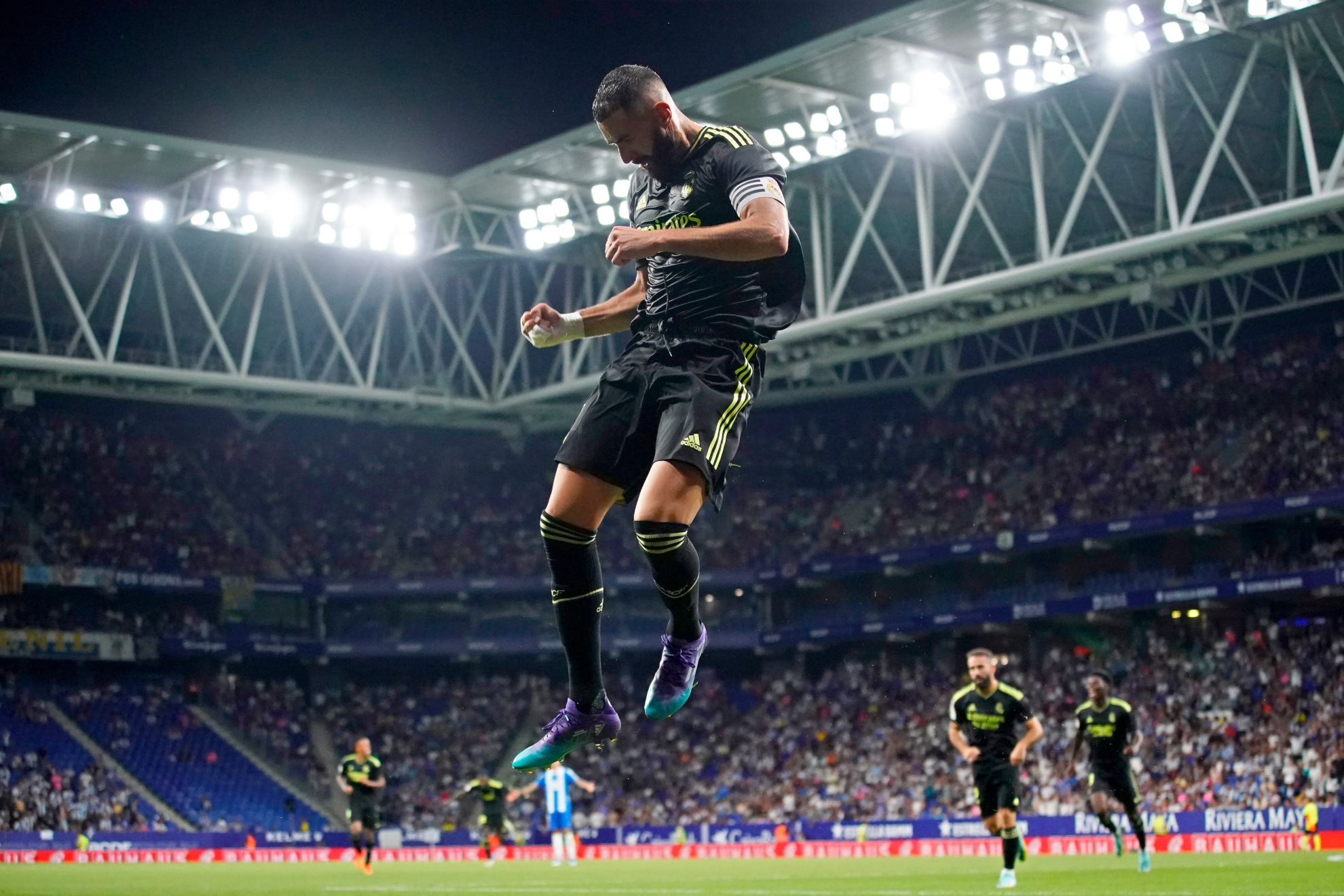 Benzema celebra un gol esta temporada con el Real Madrid. AP