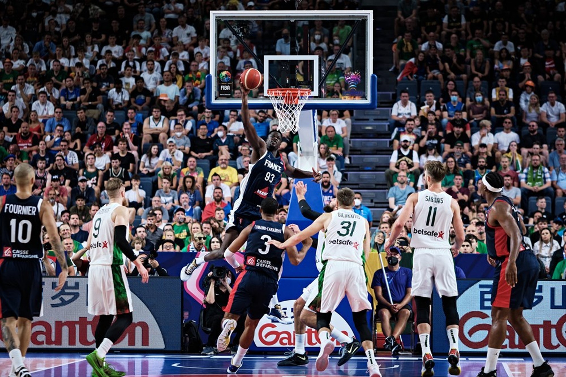 Moustapha Fall se dispone a machacar el aro de Lituania. FIBA PHOTO