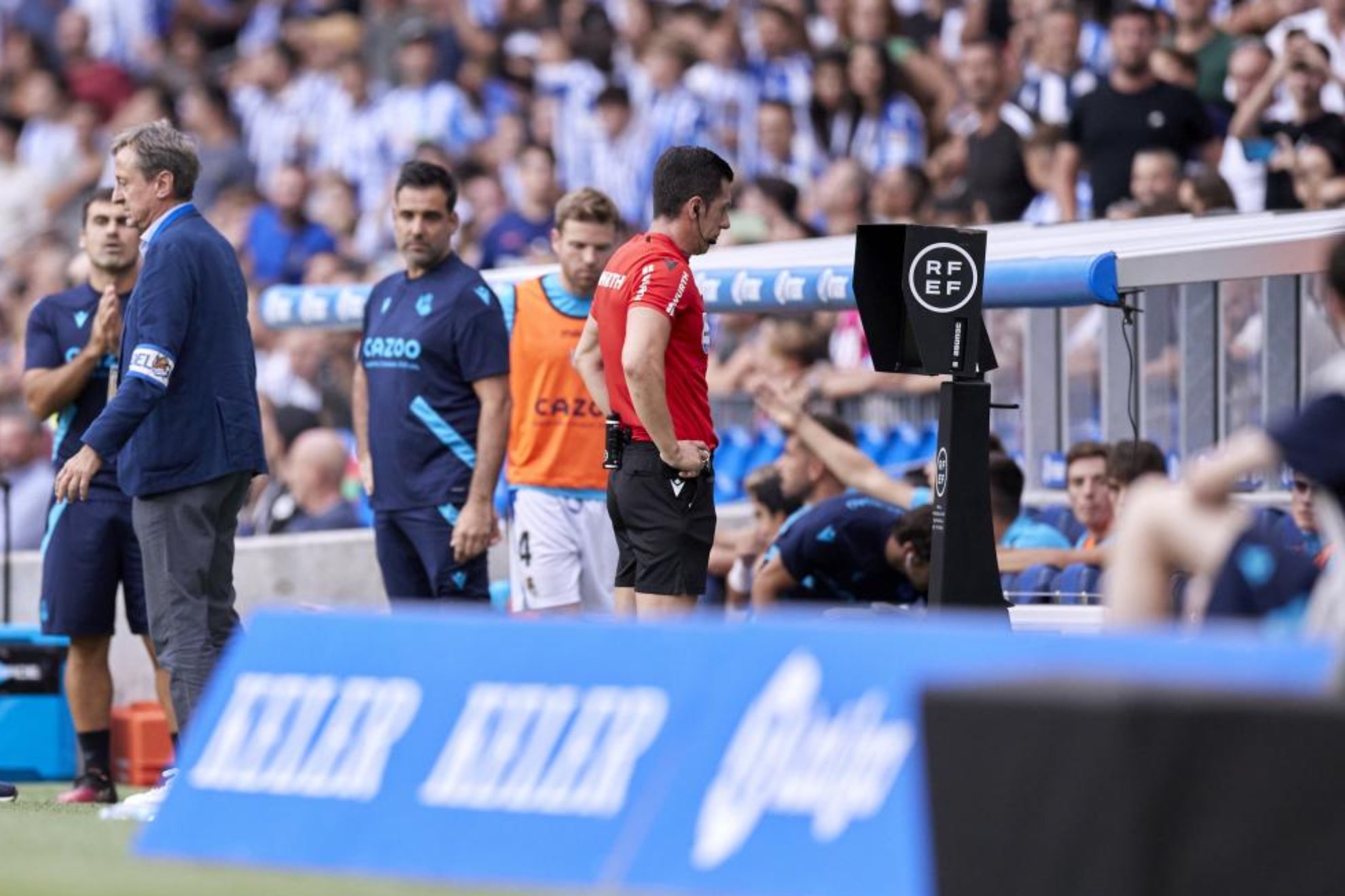 Soto Grado mira en el VAR el segundo gol del Atltico / Ricardo Larreina