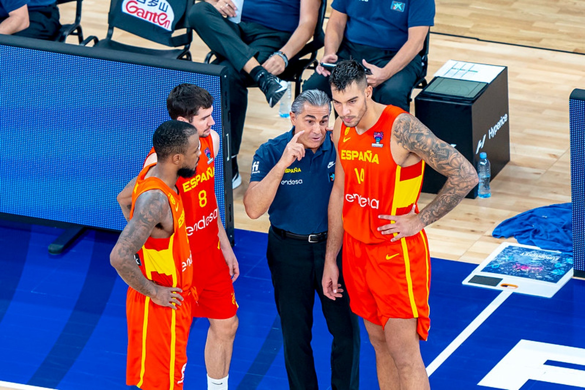 Scariolo da instrucciones a Willy, Brizuela y Brown durante el partido ante Georgia. FOTO FEB